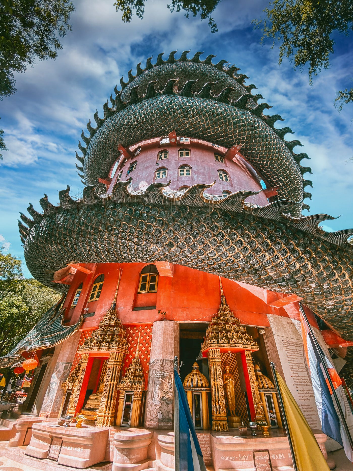 Khám phá rồng khổng lồ quấn quanh ngôi chùa hồng nổi tiếng ở Thái Lan- Ảnh 5.