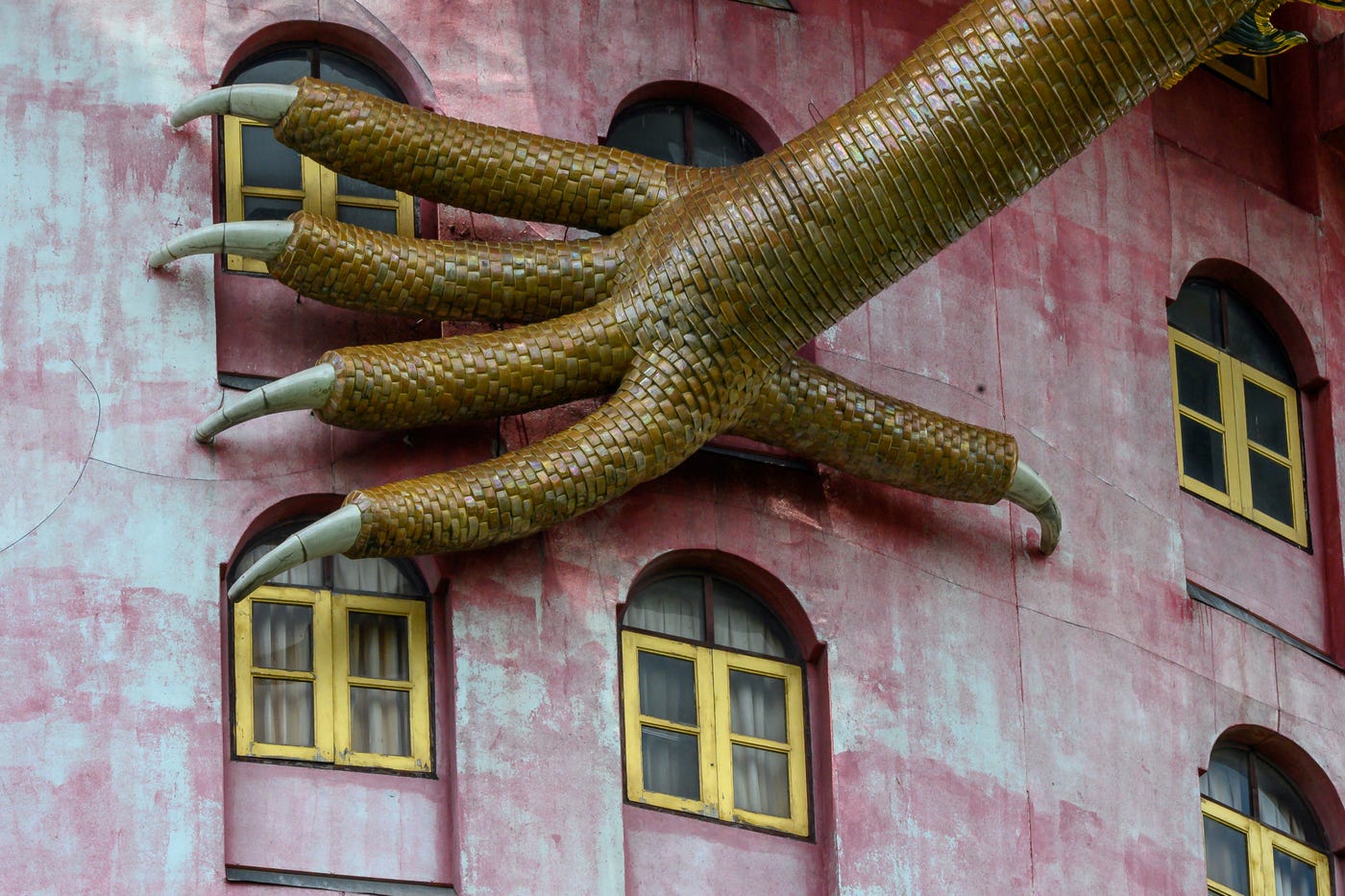 Khám phá rồng khổng lồ quấn quanh ngôi chùa hồng nổi tiếng ở Thái Lan- Ảnh 6.