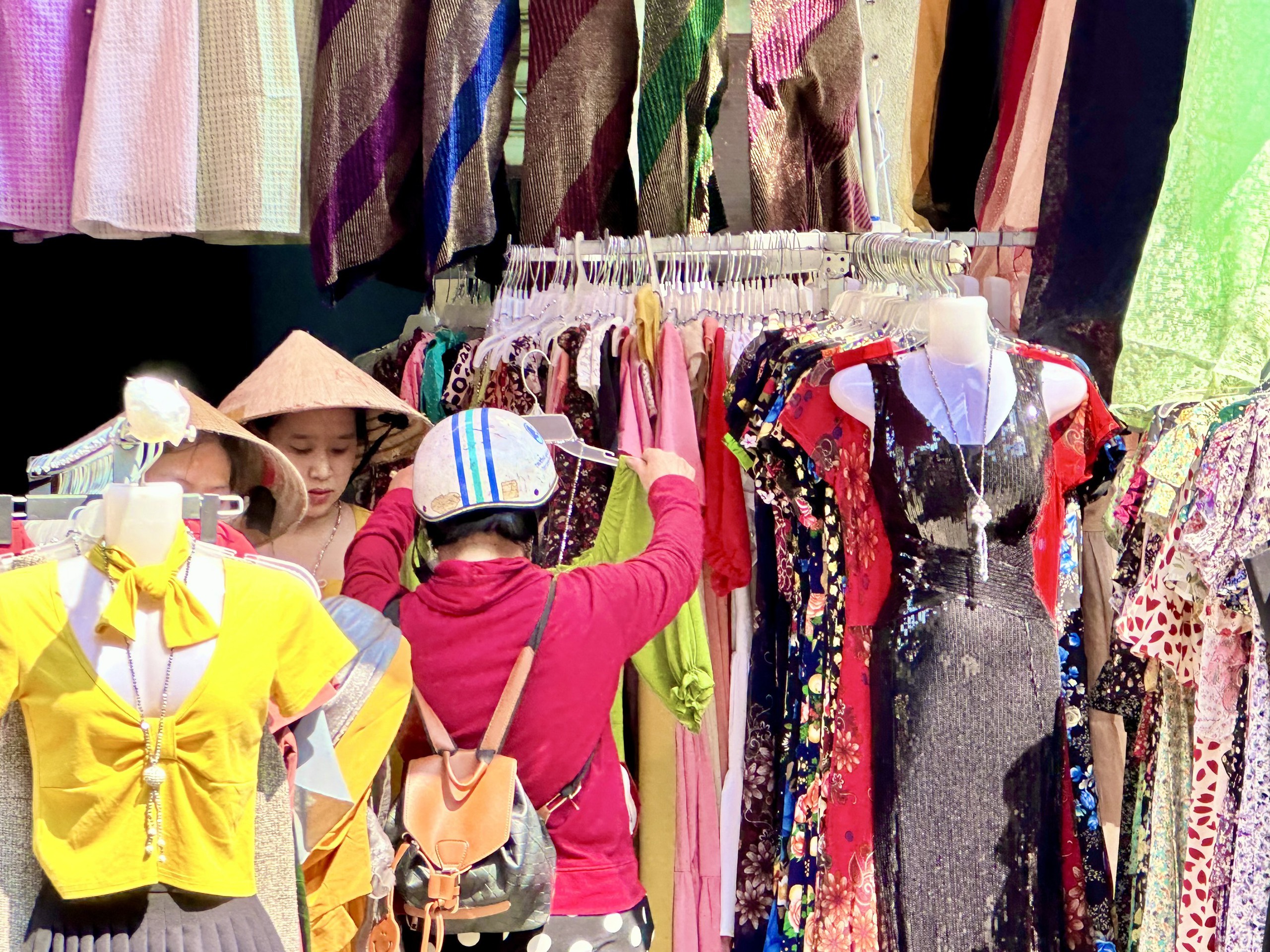 Ngược đời: Cận tết giỏ quà 'dội chợ', thời trang tràn xuống lề đường sale khủng- Ảnh 2.
