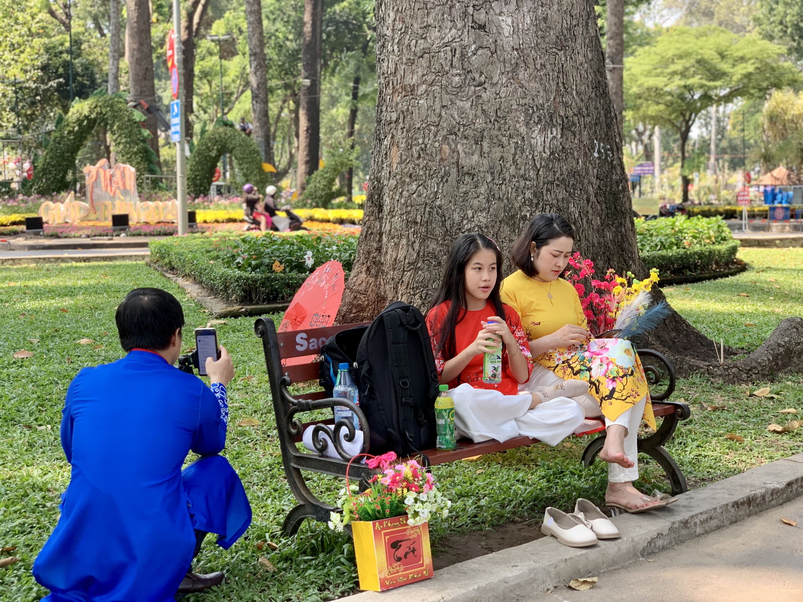 Người dân TP.HCM đổ về khu trung tâm chụp ảnh, không khí tết ngập tràn- Ảnh 9. Người dân TP.HCM đổ về khu trung tâm chụp ảnh, không khí tết ngập tràn- Ảnh 9.