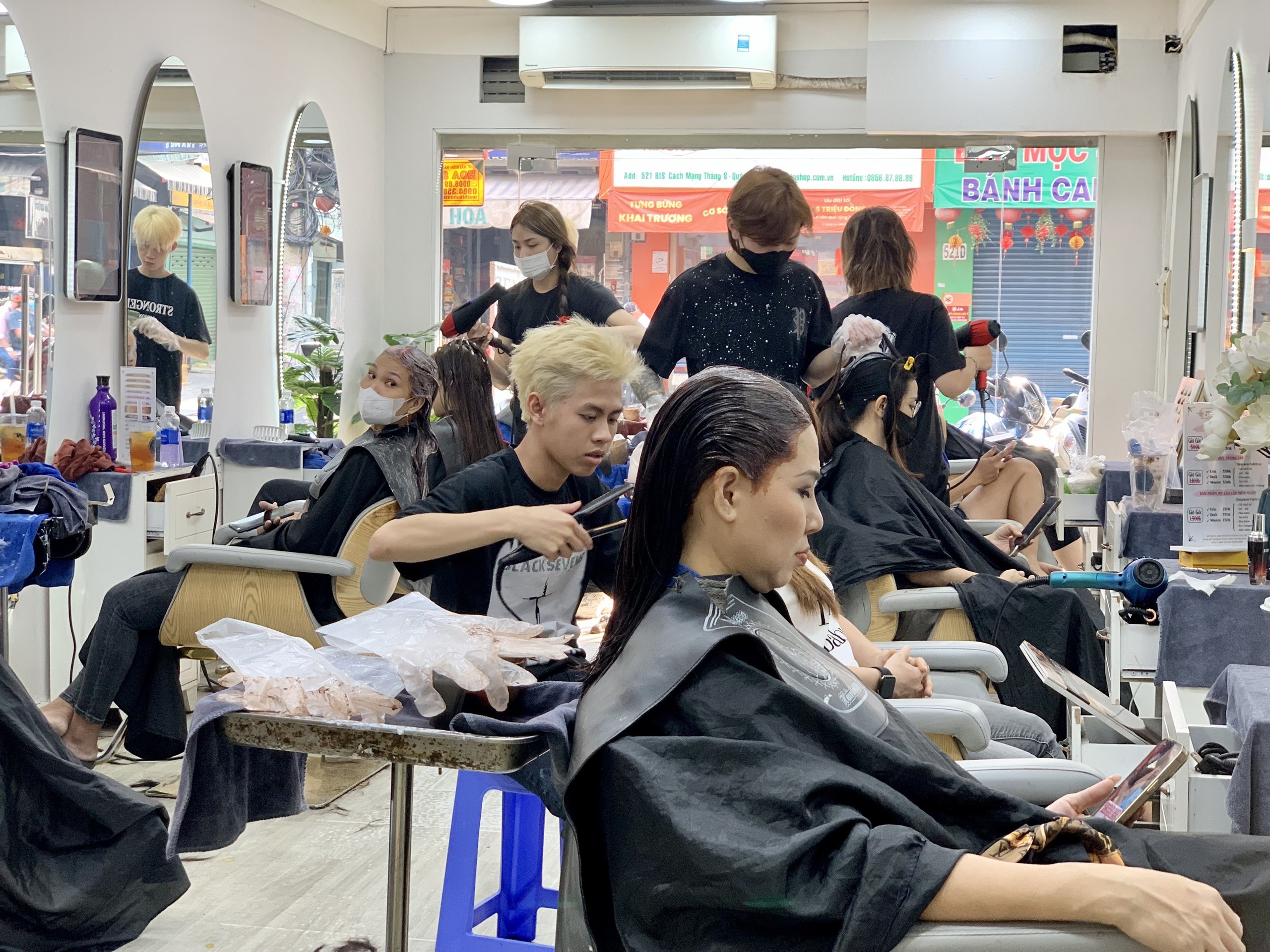 Người dân TP.HCM đi làm đẹp: Các salon thợ làm xuyên trưa không kịp ăn- Ảnh 4.