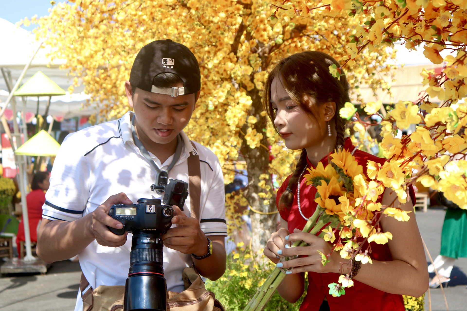Người dân TP.HCM đổ về khu trung tâm chụp ảnh, không khí tết ngập tràn- Ảnh 5. Người dân TP.HCM đổ về khu trung tâm chụp ảnh, không khí tết ngập tràn- Ảnh 5.