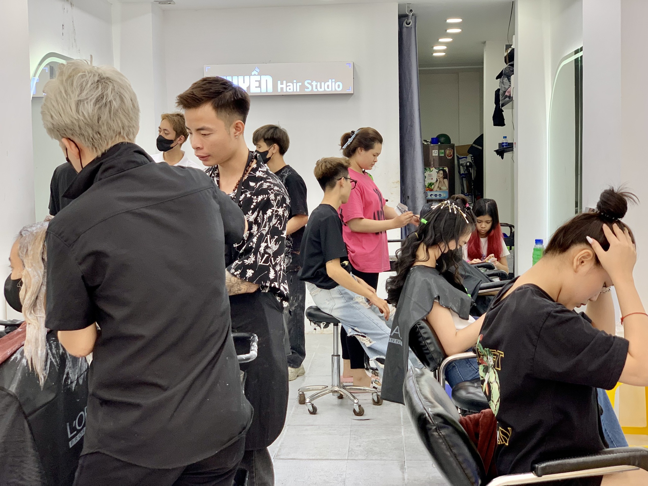 Người dân TP.HCM đi làm đẹp: Các salon thợ làm xuyên trưa không kịp ăn- Ảnh 3.