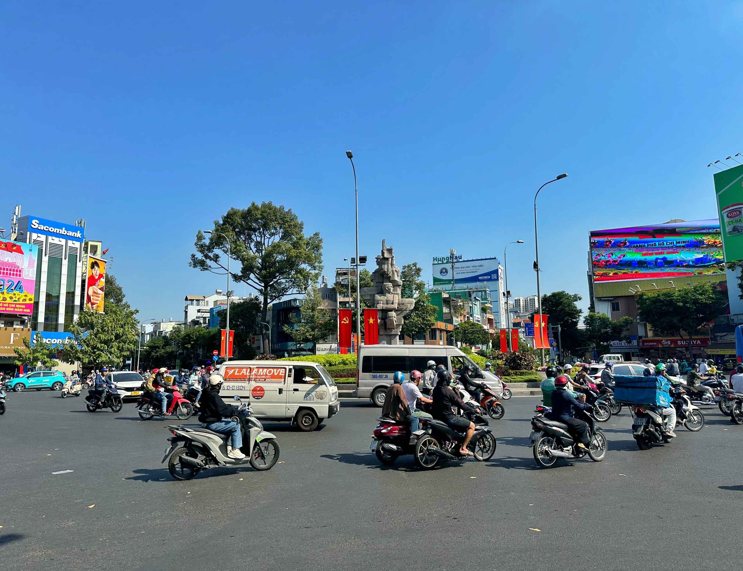 Nhiều đường trung tâm TP.HCM thông thoáng sát tết: Vẫn phải cẩn trọng khi lái xe- Ảnh 7.