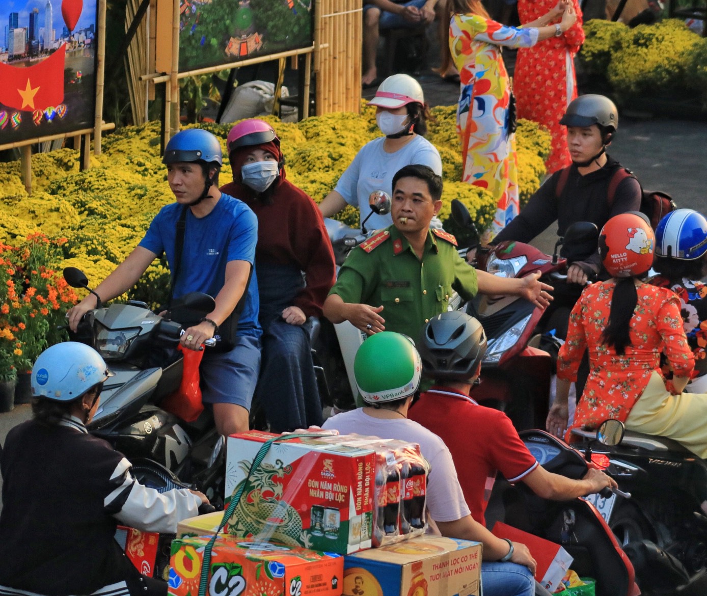 26 tết, chợ hoa xuân Trên bến dưới thuyền chật kín người: 'Đông không tưởng luôn!'- Ảnh 3.