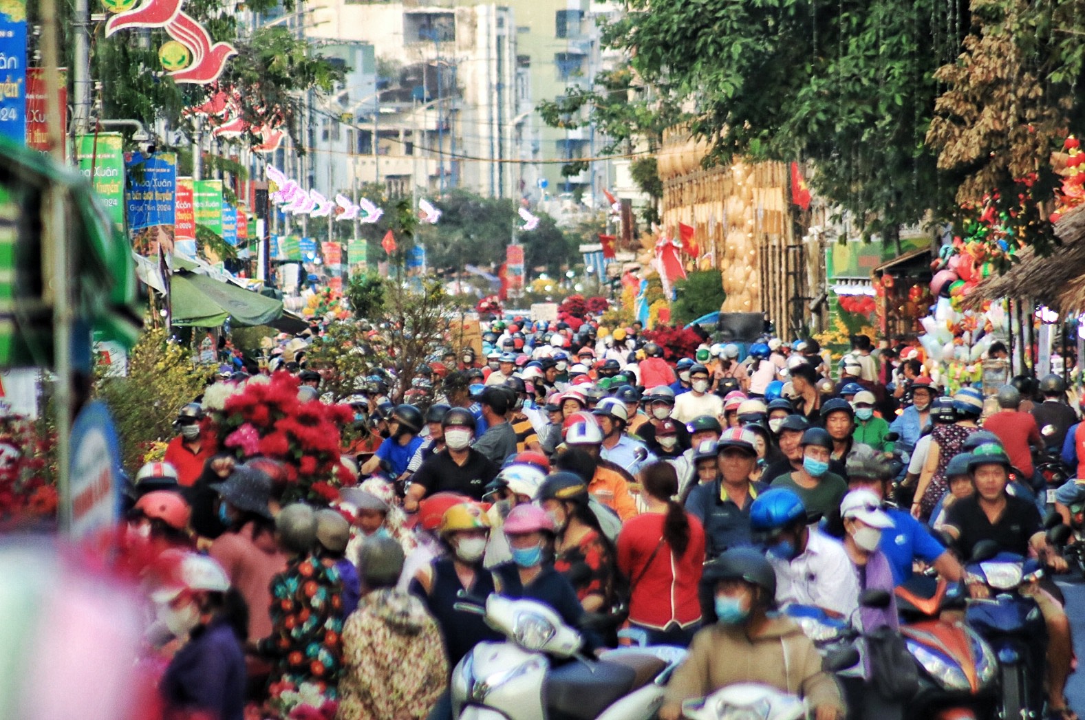 26 tết, chợ hoa xuân Trên bến dưới thuyền chật kín người: 'Đông không tưởng luôn!'- Ảnh 10.