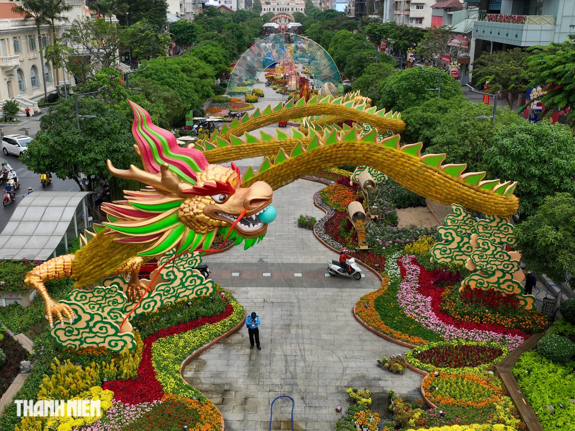 Cận cảnh linh vật rồng trên đường hoa Nguyễn Huệ gây 'sốt' mạng- Ảnh 1.