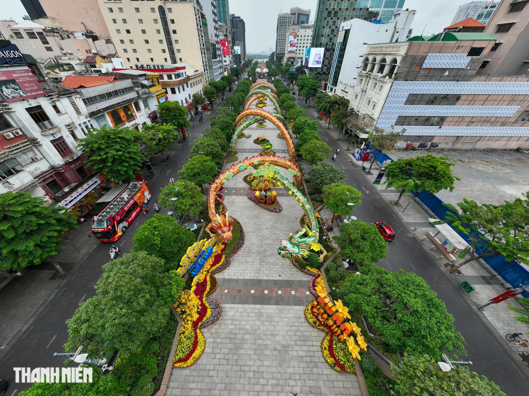 Cận cảnh linh vật rồng trên đường hoa Nguyễn Huệ gây 'sốt' mạng- Ảnh 9.