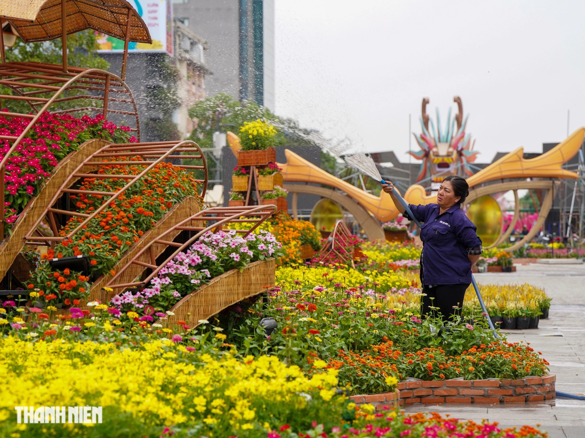 Cận cảnh linh vật rồng trên đường hoa Nguyễn Huệ gây 'sốt' mạng- Ảnh 13.