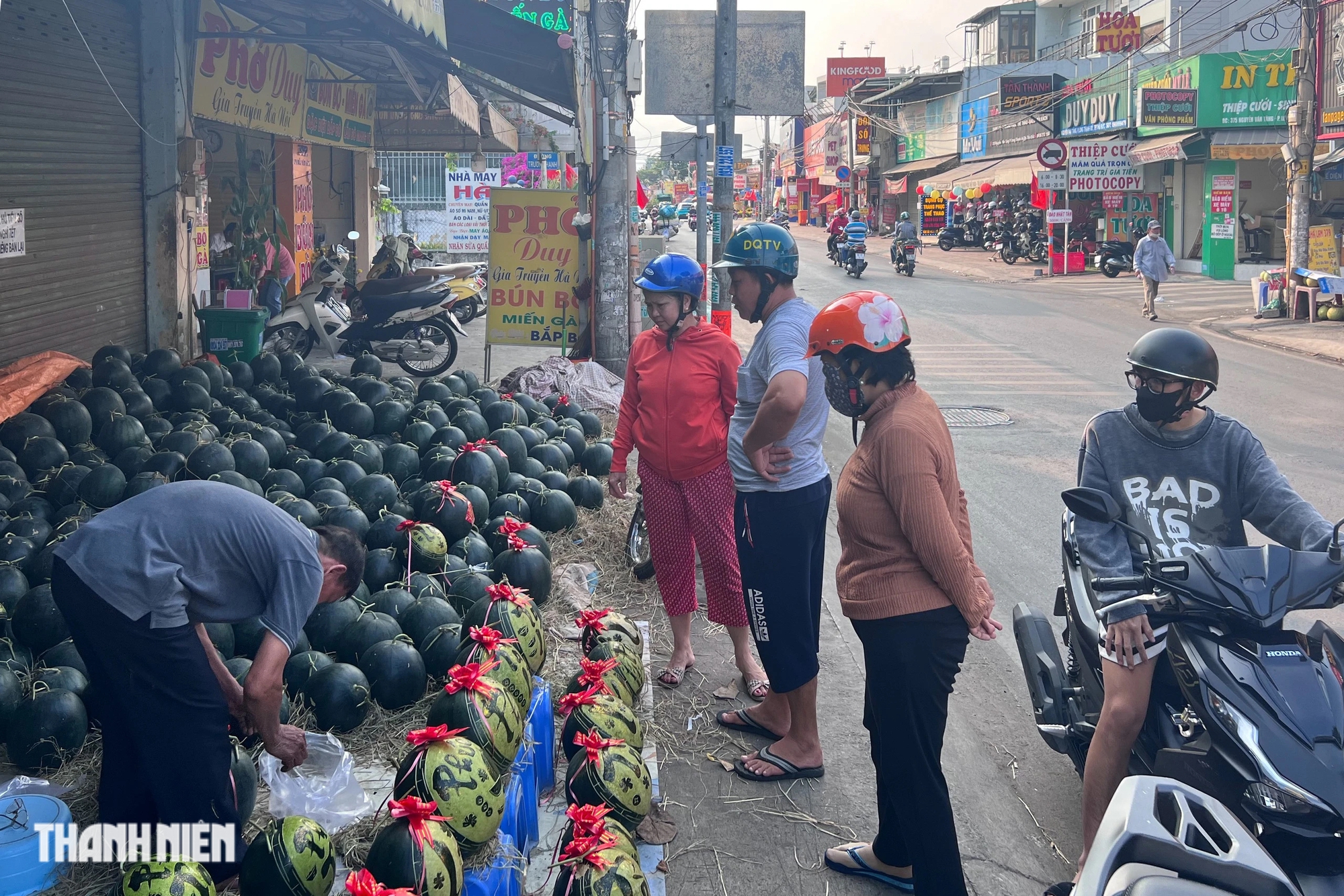 Cúc, mai, dưa hấu tràn ngập vỉa hè: Người dân TP.HCM thong thả sắm tết- Ảnh 1.