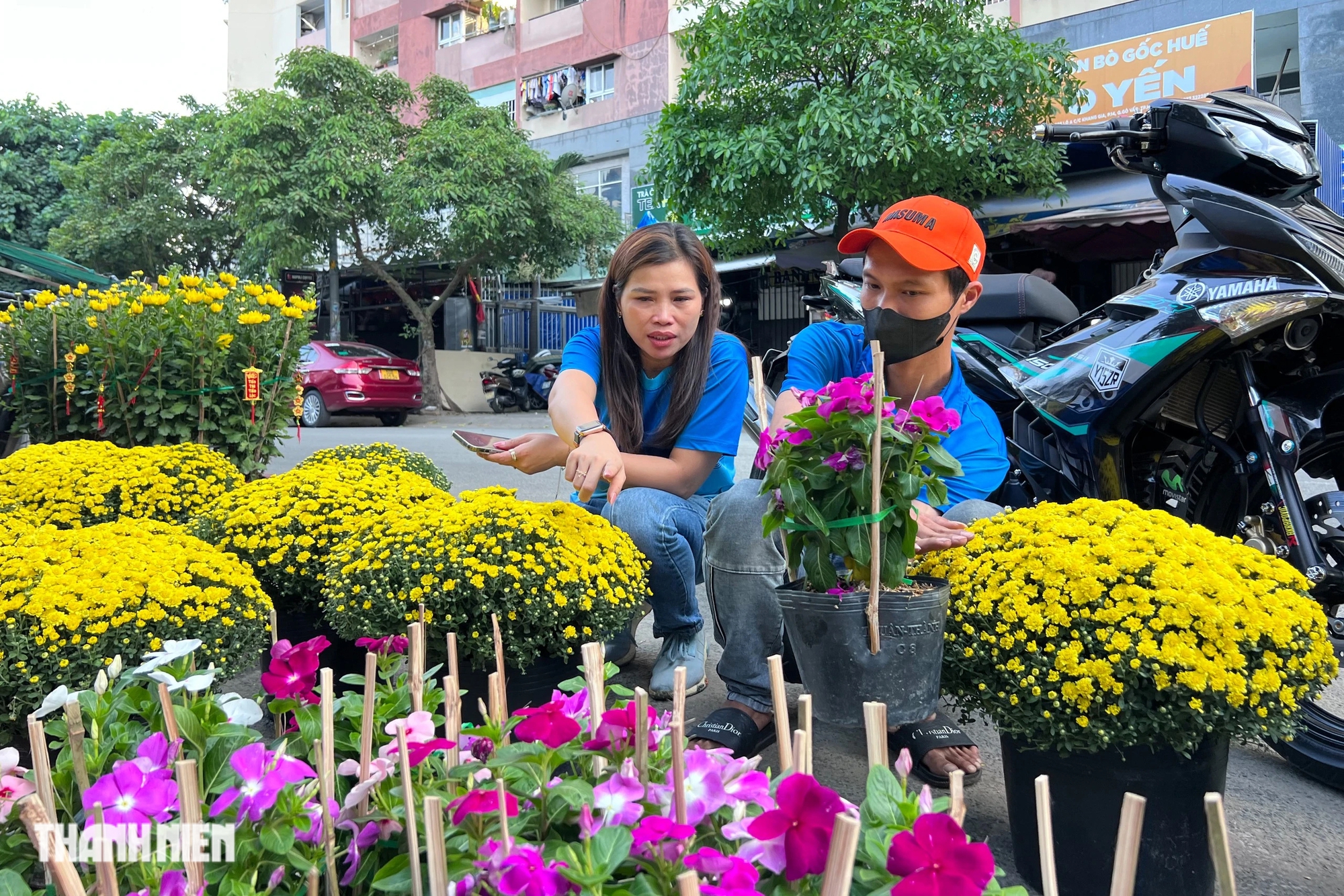 Cúc, mai, dưa hấu tràn ngập vỉa hè: Người dân TP.HCM thong thả sắm tết- Ảnh 7.