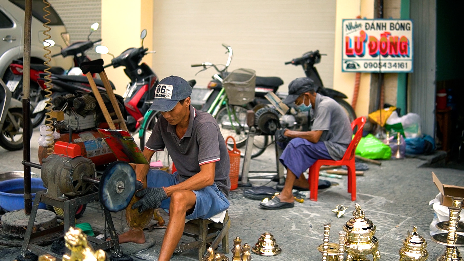 Gặp gỡ cuối năm: 'Đệ nhất cao thủ đánh bóng lư đồng' thu trăm triệu mùa tết- Ảnh 10.