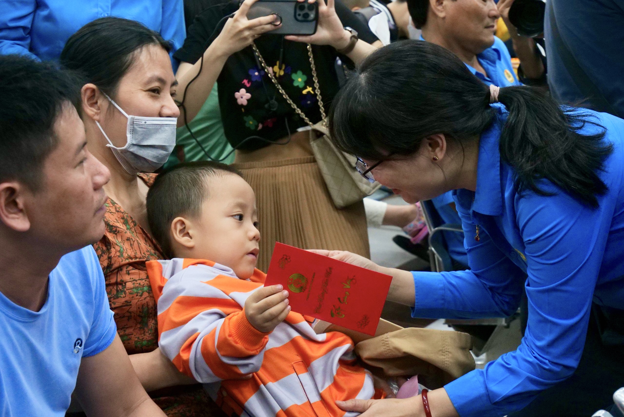 'Chuyến tàu mùa xuân' đưa 2.000 công nhân lao động về quê miễn phí- Ảnh 4.