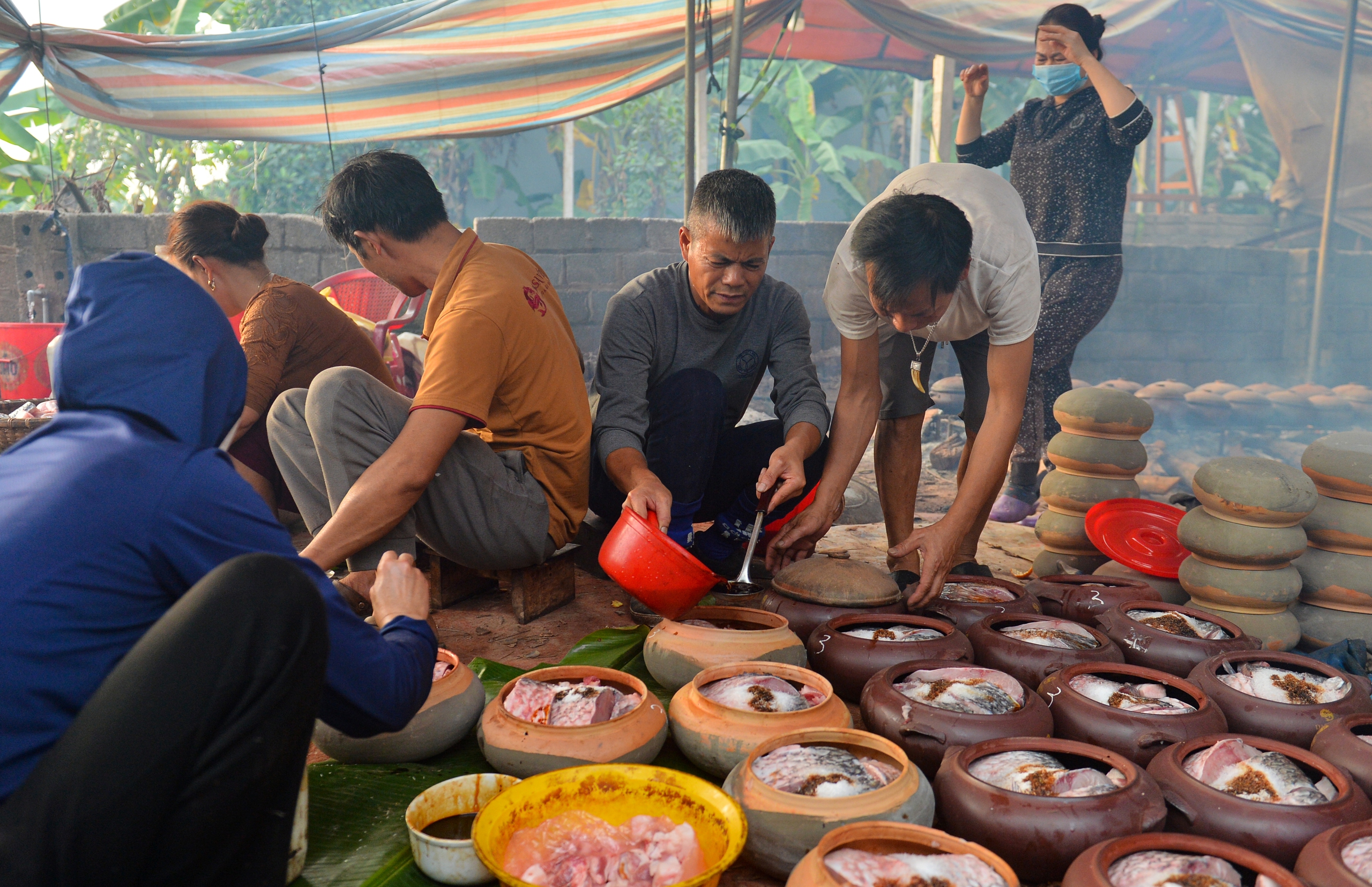 Người dân làng Vũ Đại đeo mặt nạ, thức xuyên đêm canh nồi cá kho bạc triệu- Ảnh 16.