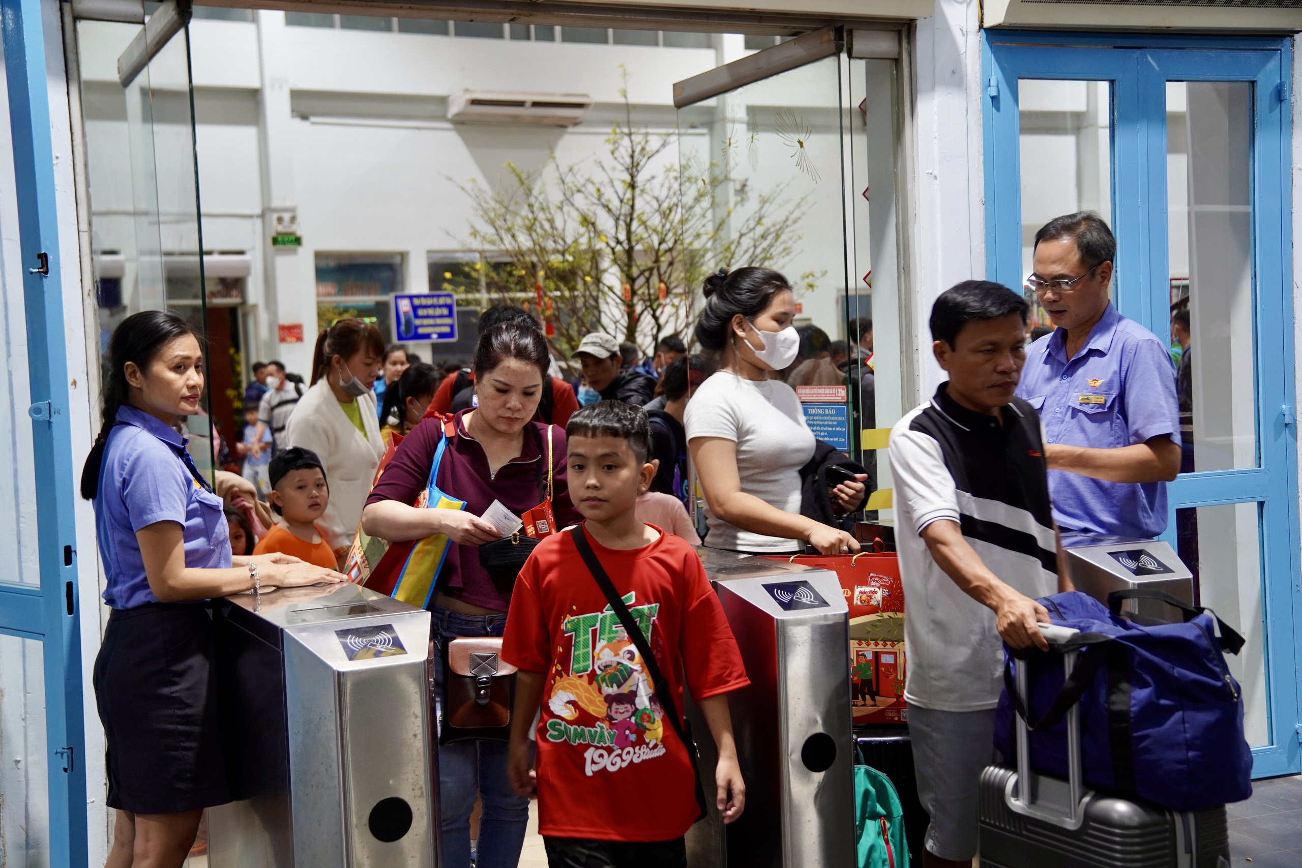 'Chuyến tàu mùa xuân' đưa 2.000 công nhân lao động về quê miễn phí- Ảnh 8.