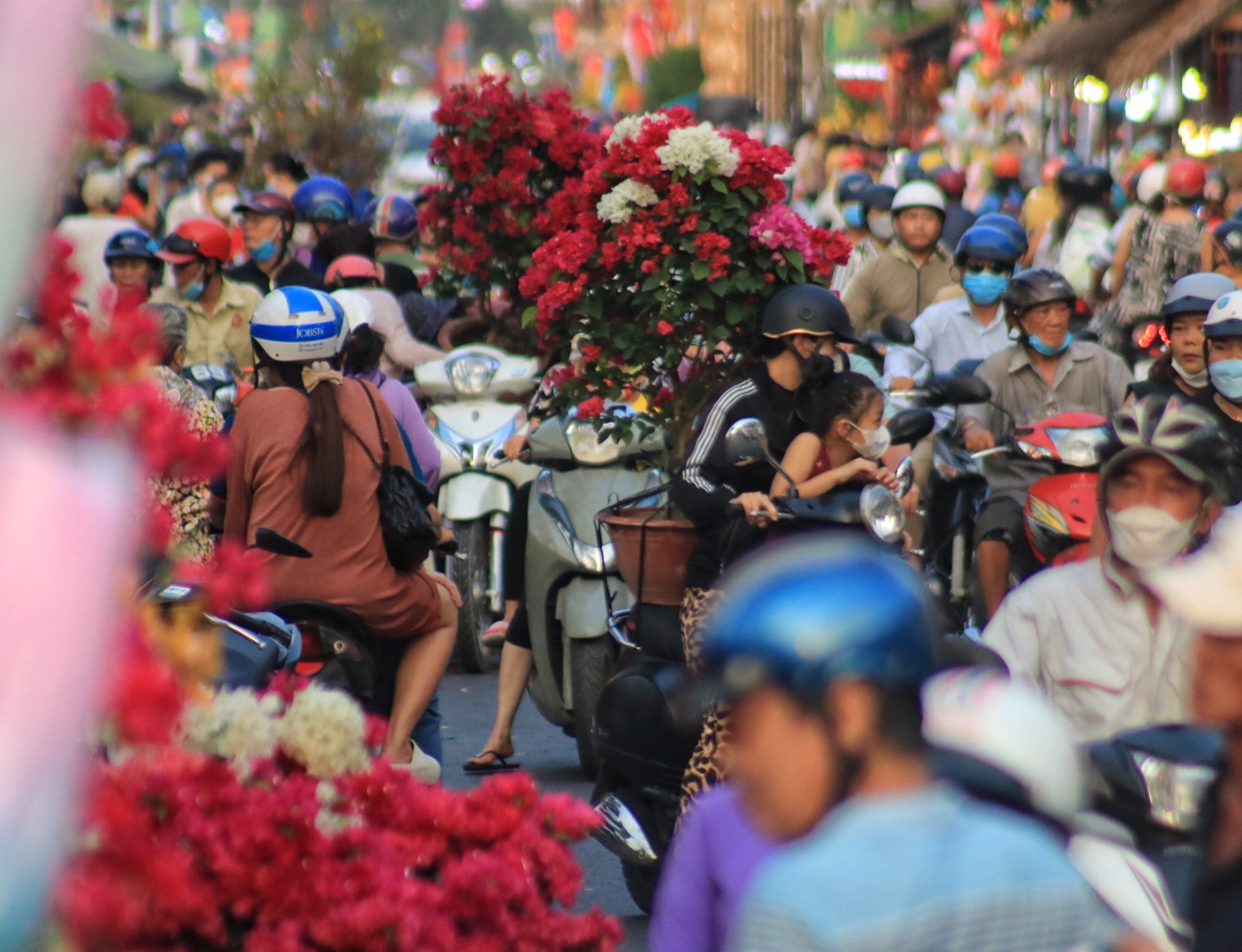 26 tết, chợ hoa xuân Trên bến dưới thuyền chật kín người: 'Đông không tưởng luôn!'- Ảnh 6.