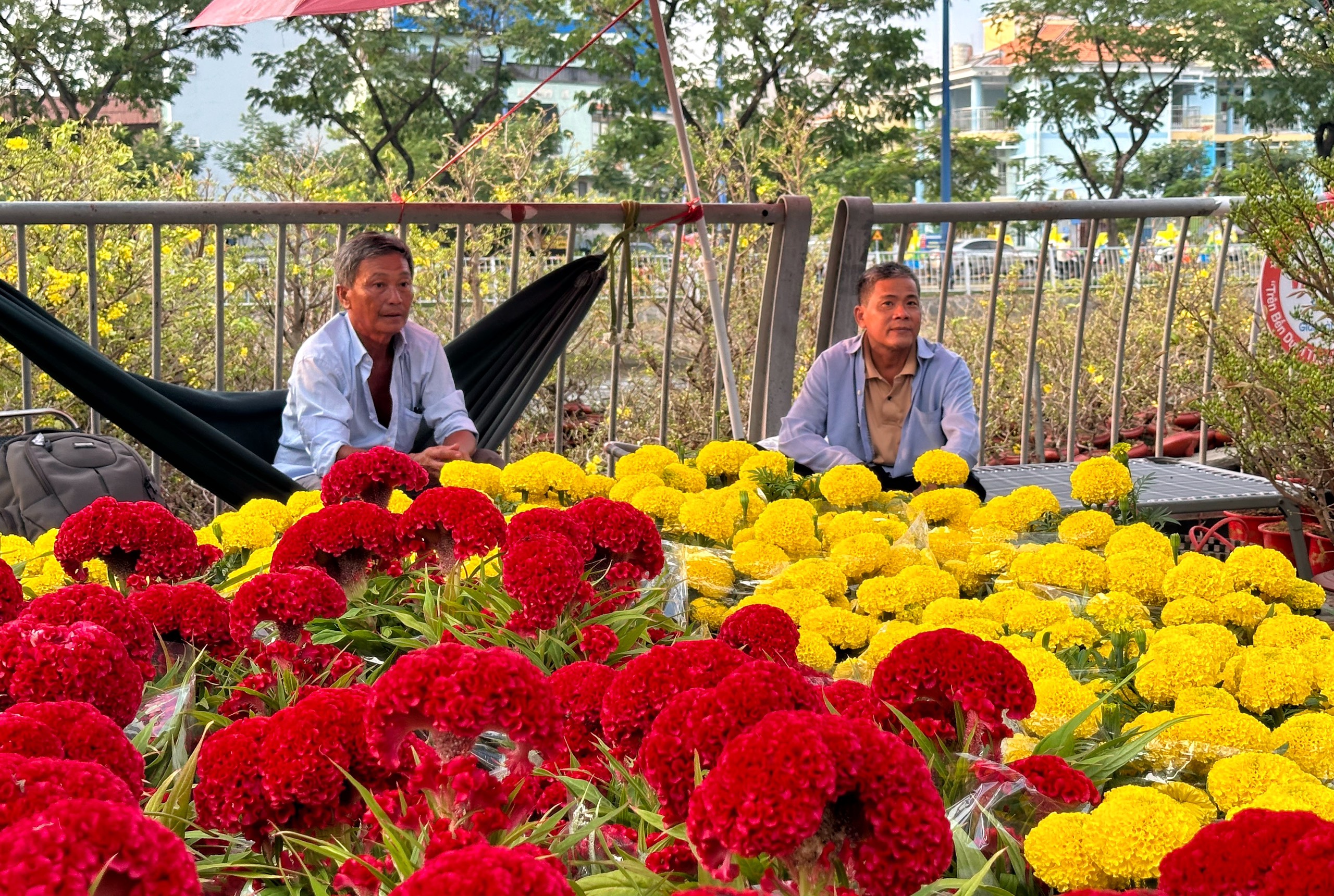 26 tết, chợ hoa xuân Trên bến dưới thuyền chật kín người: 'Đông không tưởng luôn!'- Ảnh 4.