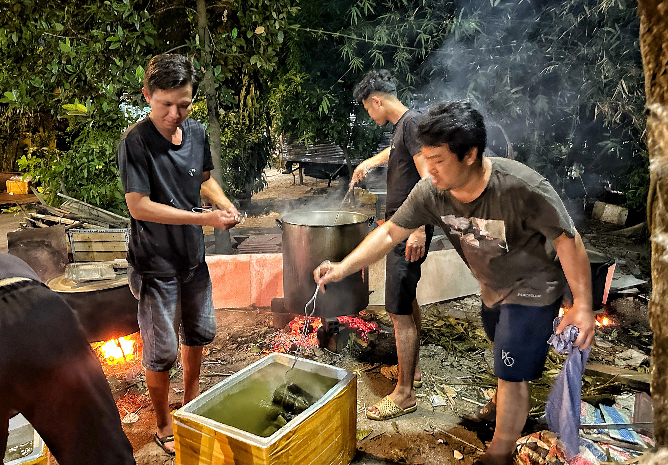 Hẻm TP.HCM rộn ràng, hàng trăm người tụ tập gói 2.000 cái bánh chưng làm điều đặc biệt- Ảnh 6.