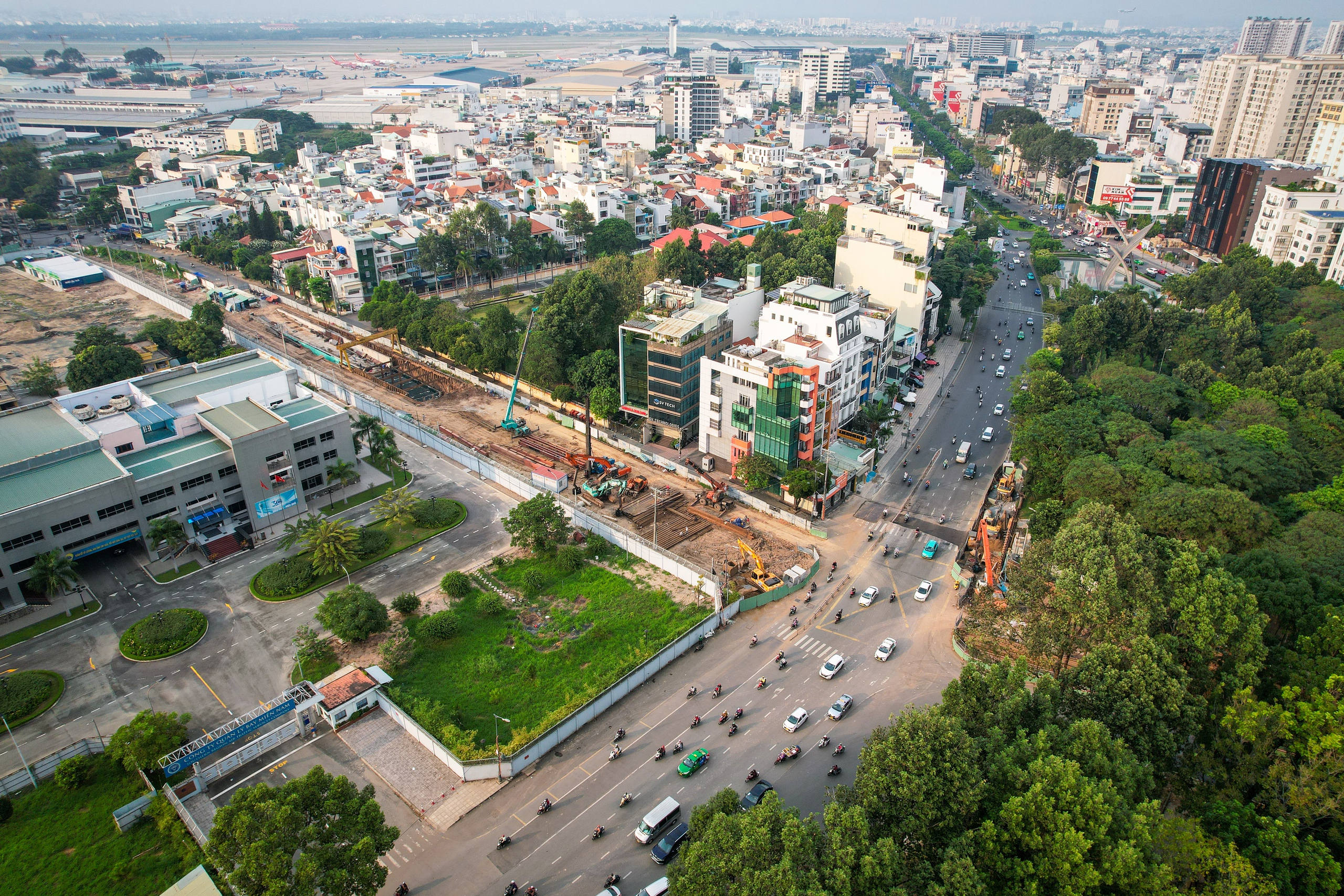 26 tháng chạp: Cửa ngõ sân bay Tân Sơn Nhất đông nghẹt xe cộ, có lúc kẹt cứng- Ảnh 17.