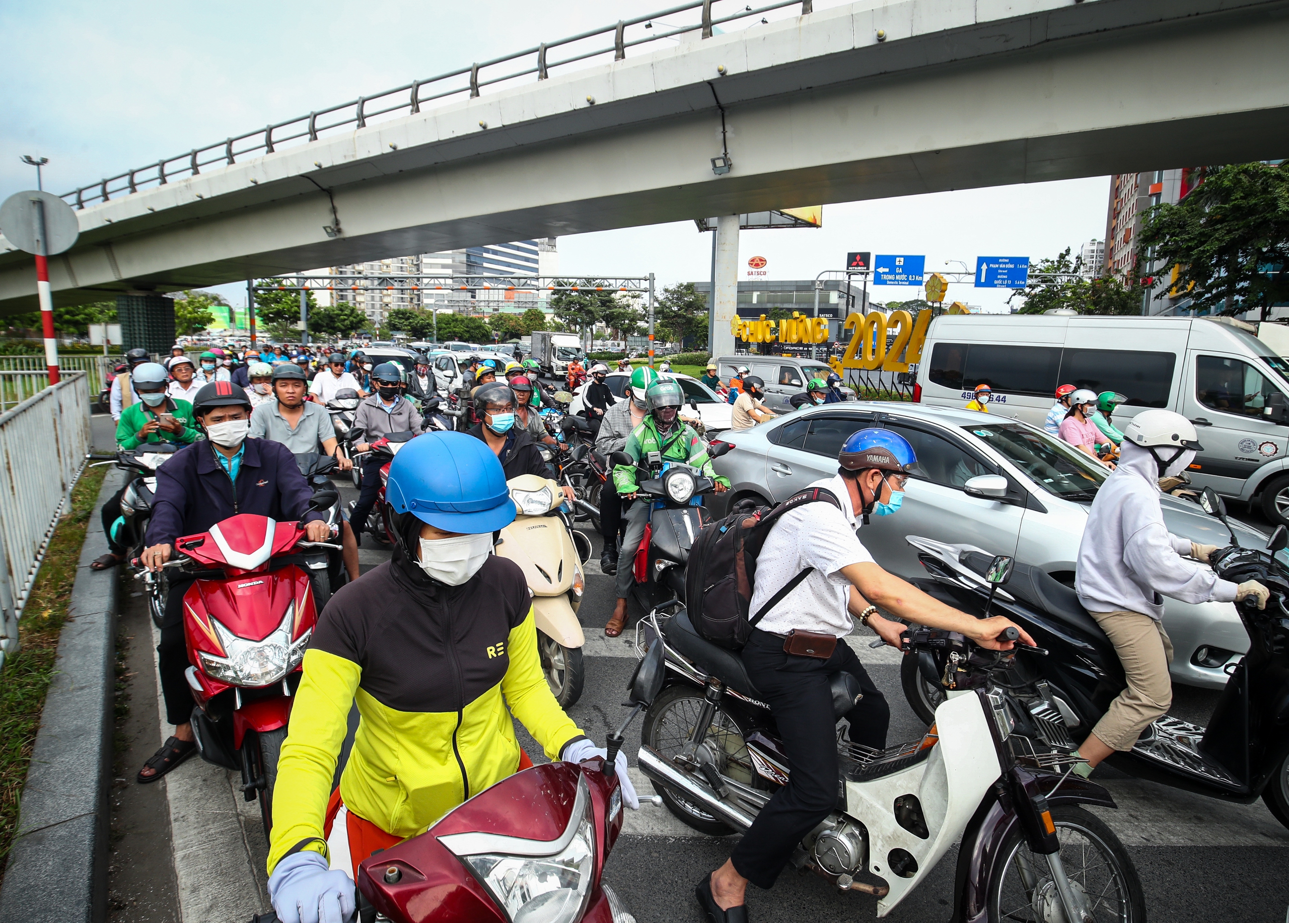 26 tháng chạp: Cửa ngõ sân bay Tân Sơn Nhất đông nghẹt xe cộ, có lúc kẹt cứng- Ảnh 8.