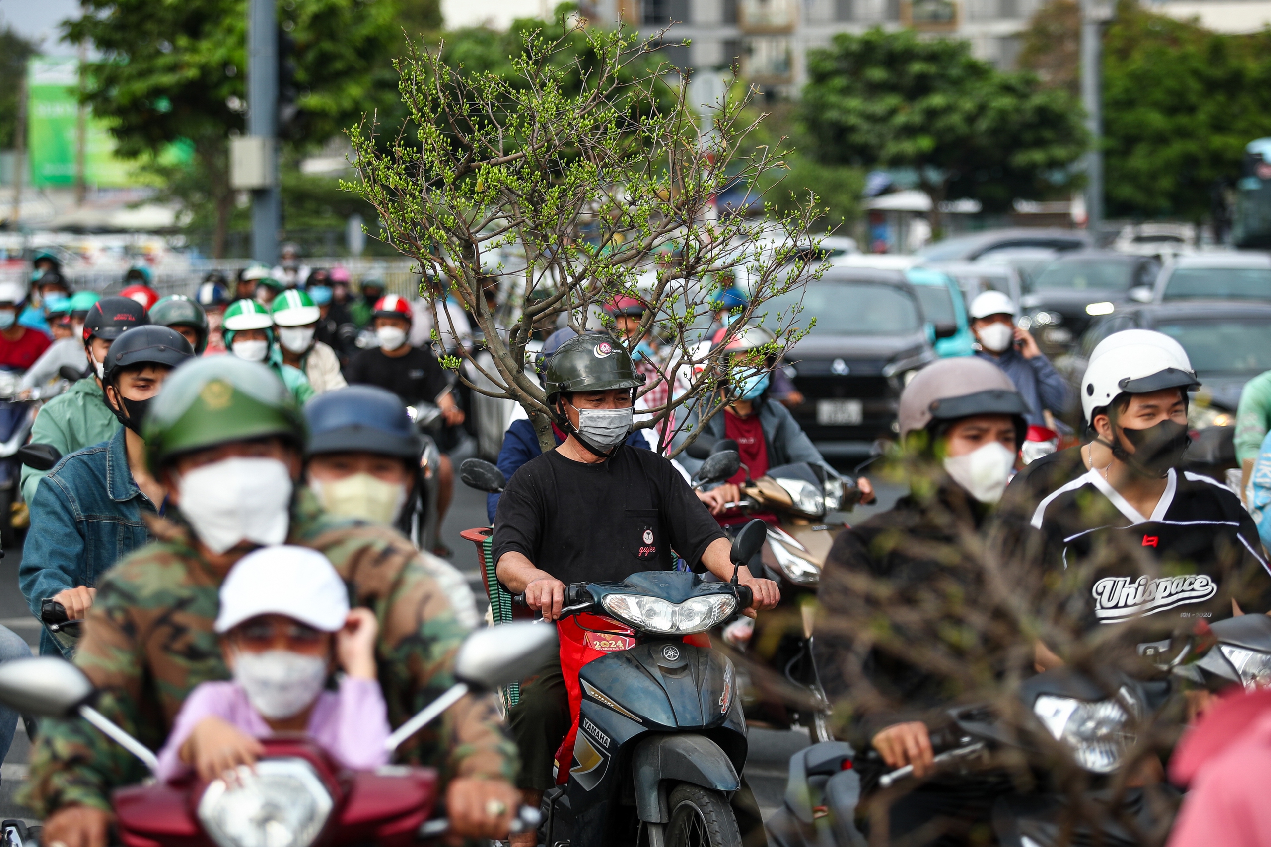 26 tháng chạp: Cửa ngõ sân bay Tân Sơn Nhất đông nghẹt xe cộ, có lúc kẹt cứng- Ảnh 4.