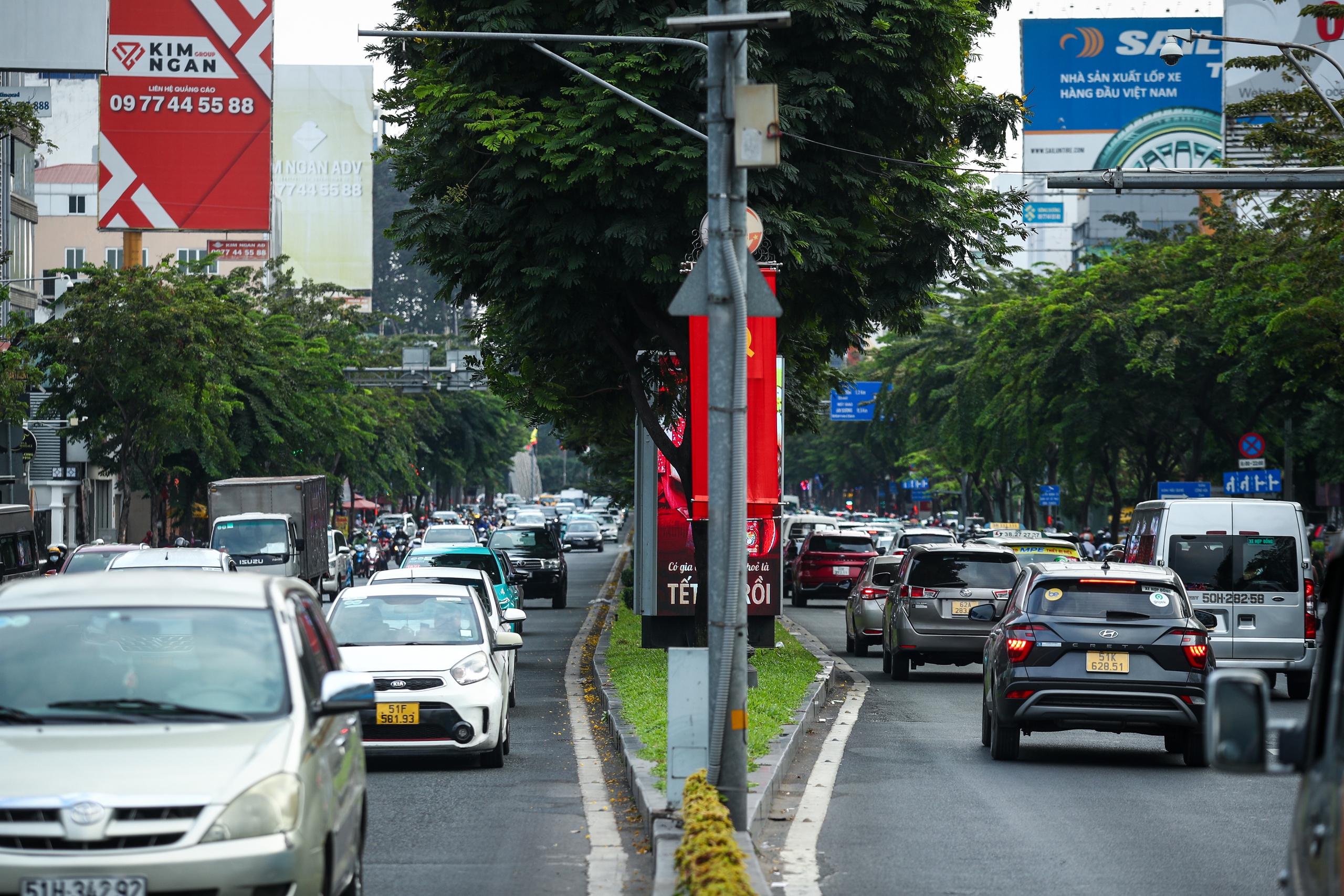 26 tháng chạp: Cửa ngõ sân bay Tân Sơn Nhất đông nghẹt xe cộ, có lúc kẹt cứng- Ảnh 11.