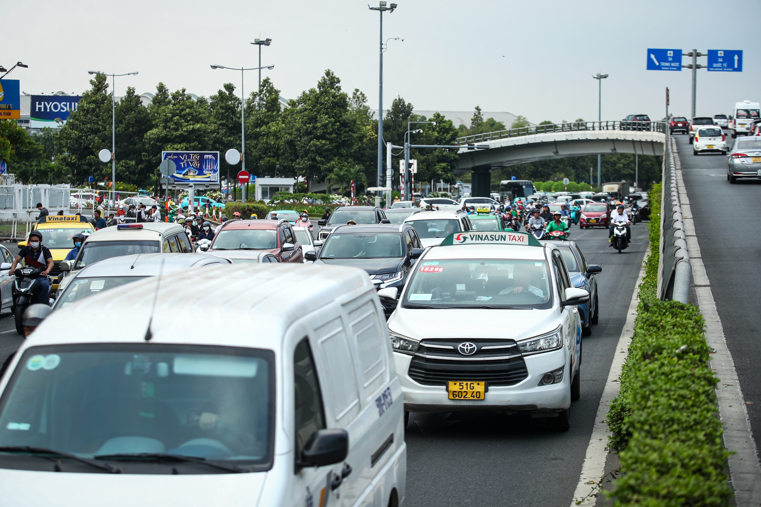 26 tháng chạp: Cửa ngõ sân bay Tân Sơn Nhất đông nghẹt xe cộ, có lúc kẹt cứng- Ảnh 2.