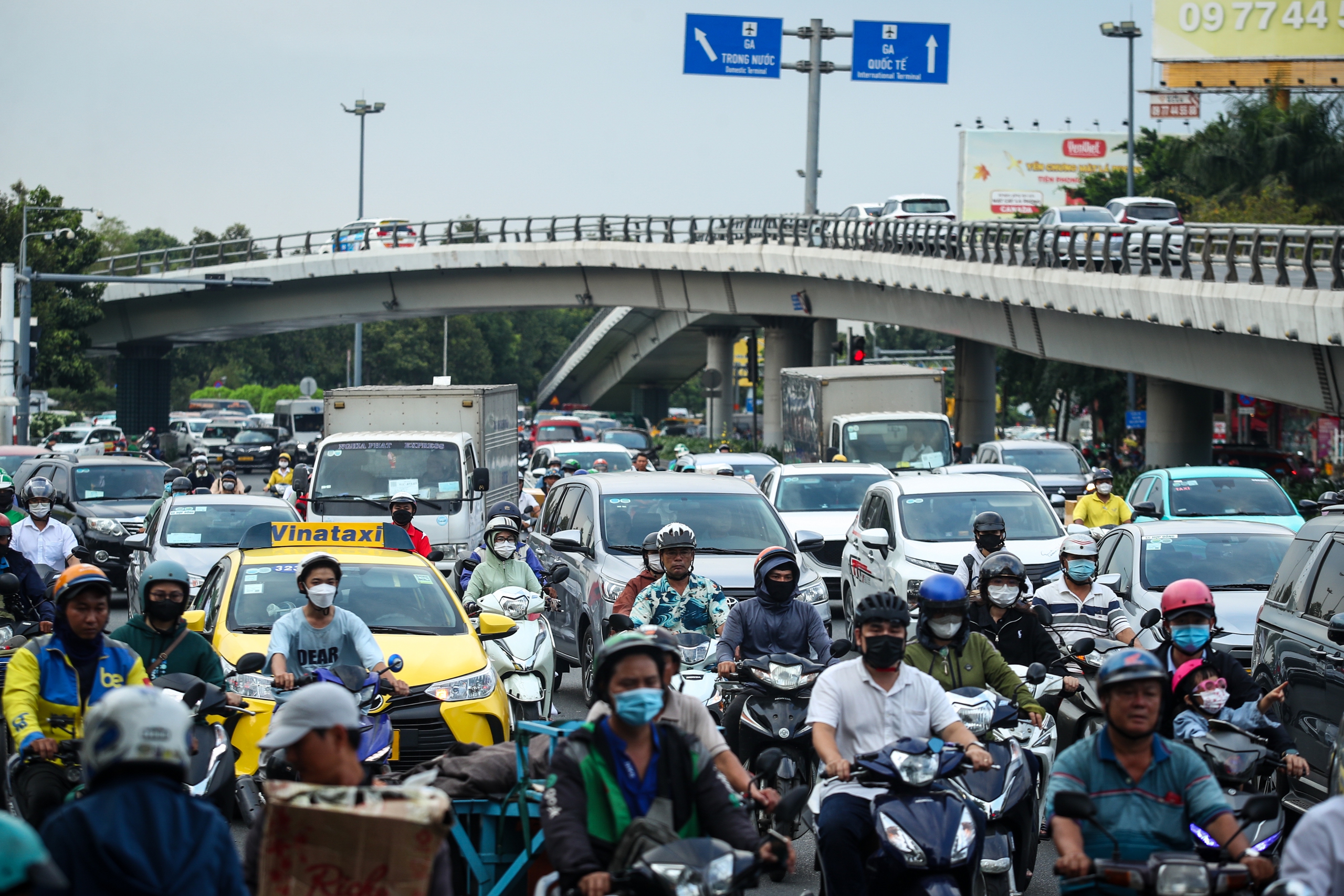 26 tháng chạp: Cửa ngõ sân bay Tân Sơn Nhất đông nghẹt xe cộ, có lúc kẹt cứng- Ảnh 1.