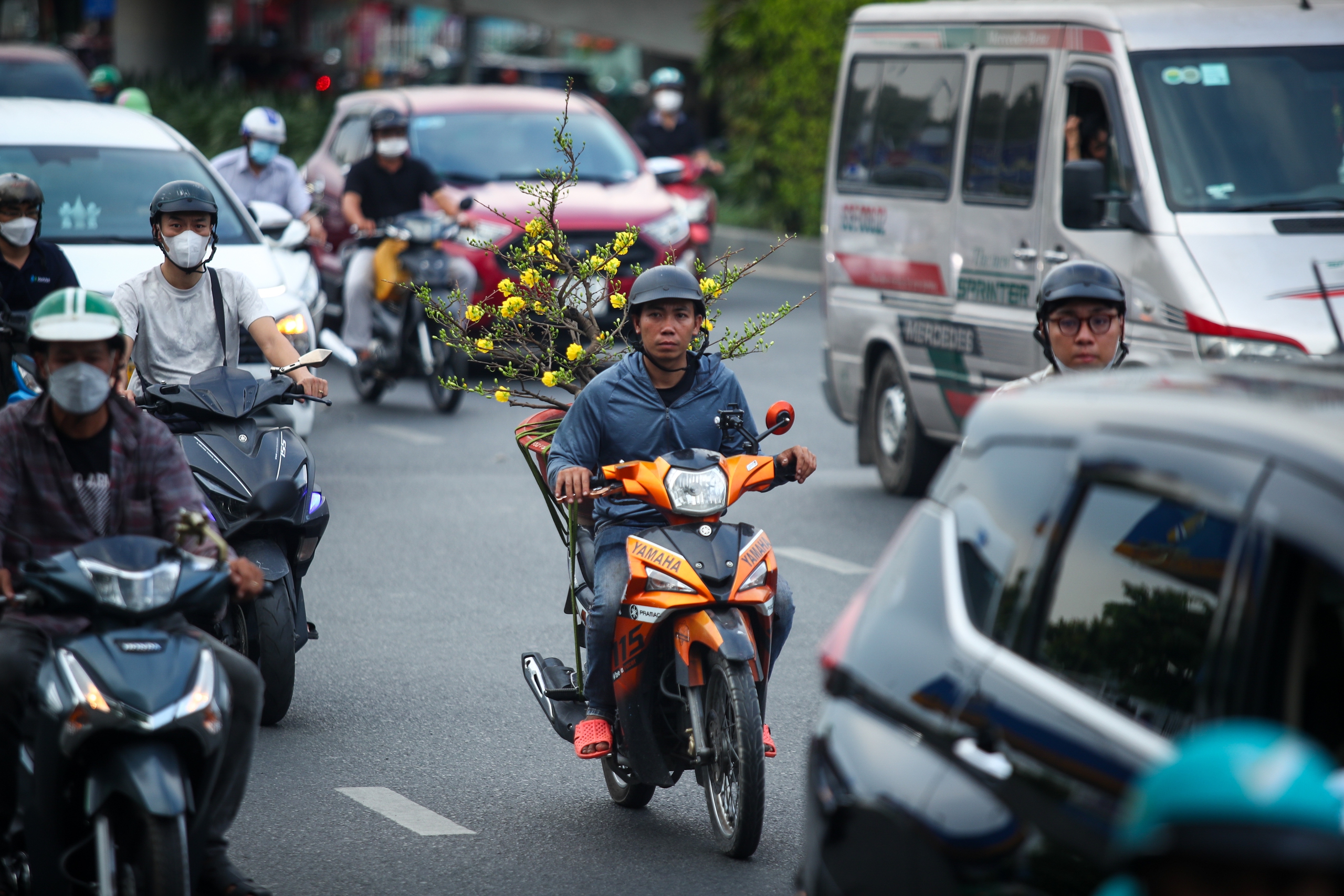 26 tháng chạp: Cửa ngõ sân bay Tân Sơn Nhất đông nghẹt xe cộ, có lúc kẹt cứng- Ảnh 6.