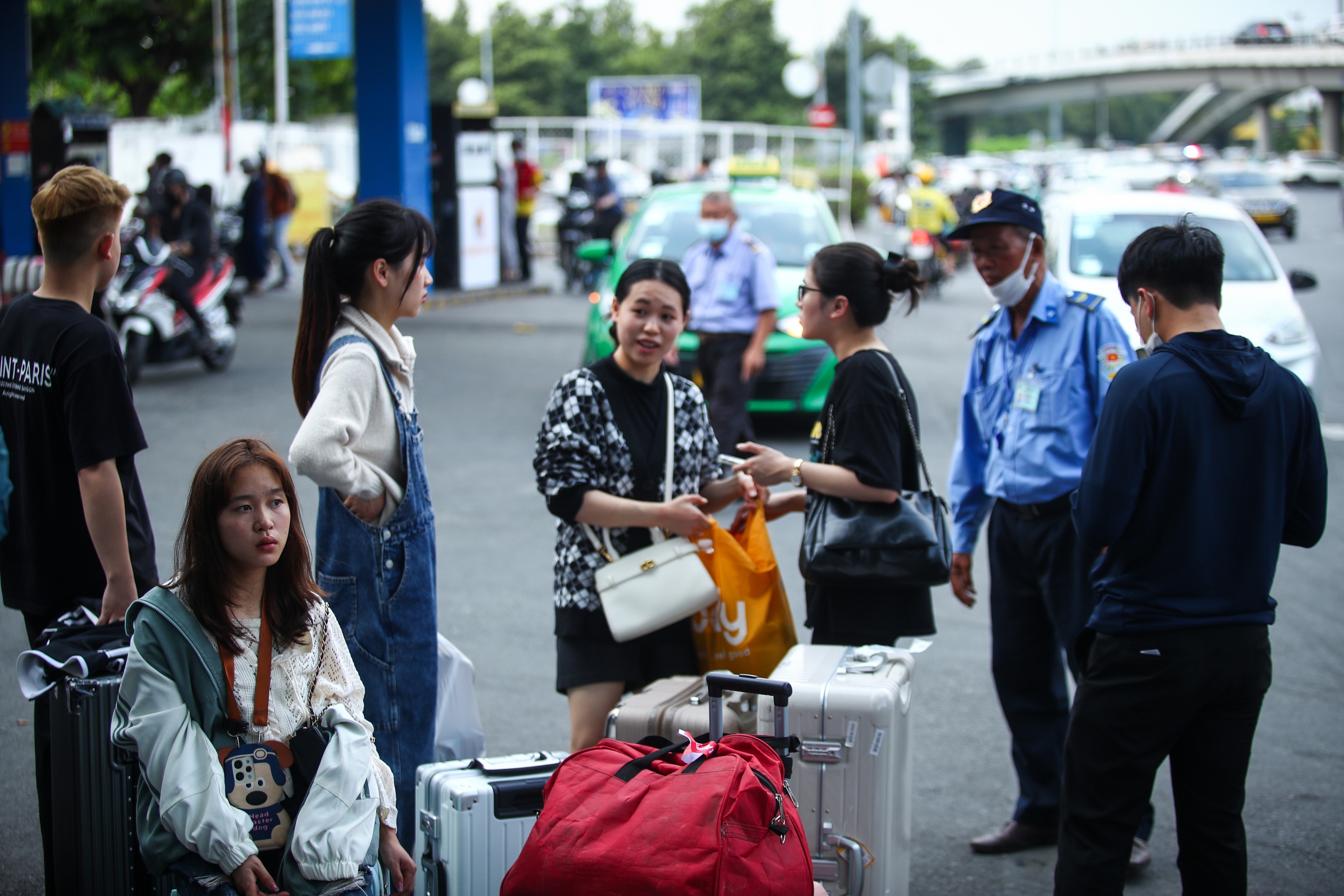 26 tháng chạp: Cửa ngõ sân bay Tân Sơn Nhất đông nghẹt xe cộ, có lúc kẹt cứng- Ảnh 7.