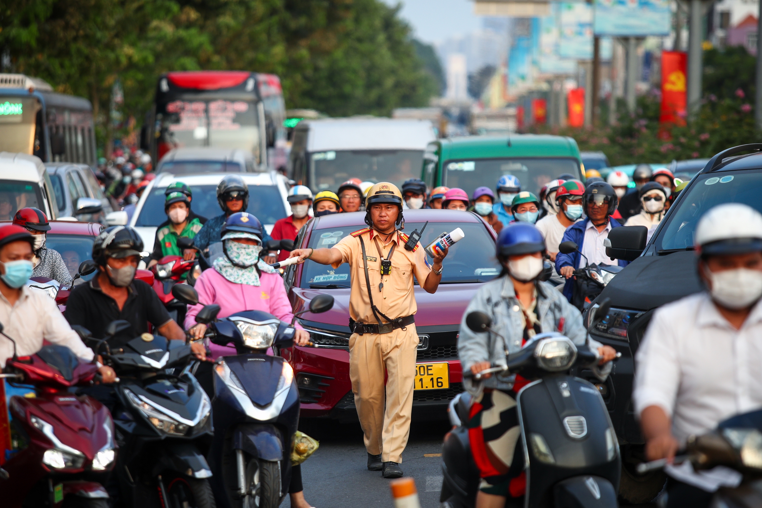 26 tháng chạp: Cửa ngõ sân bay Tân Sơn Nhất đông nghẹt xe cộ, có lúc kẹt cứng- Ảnh 15.