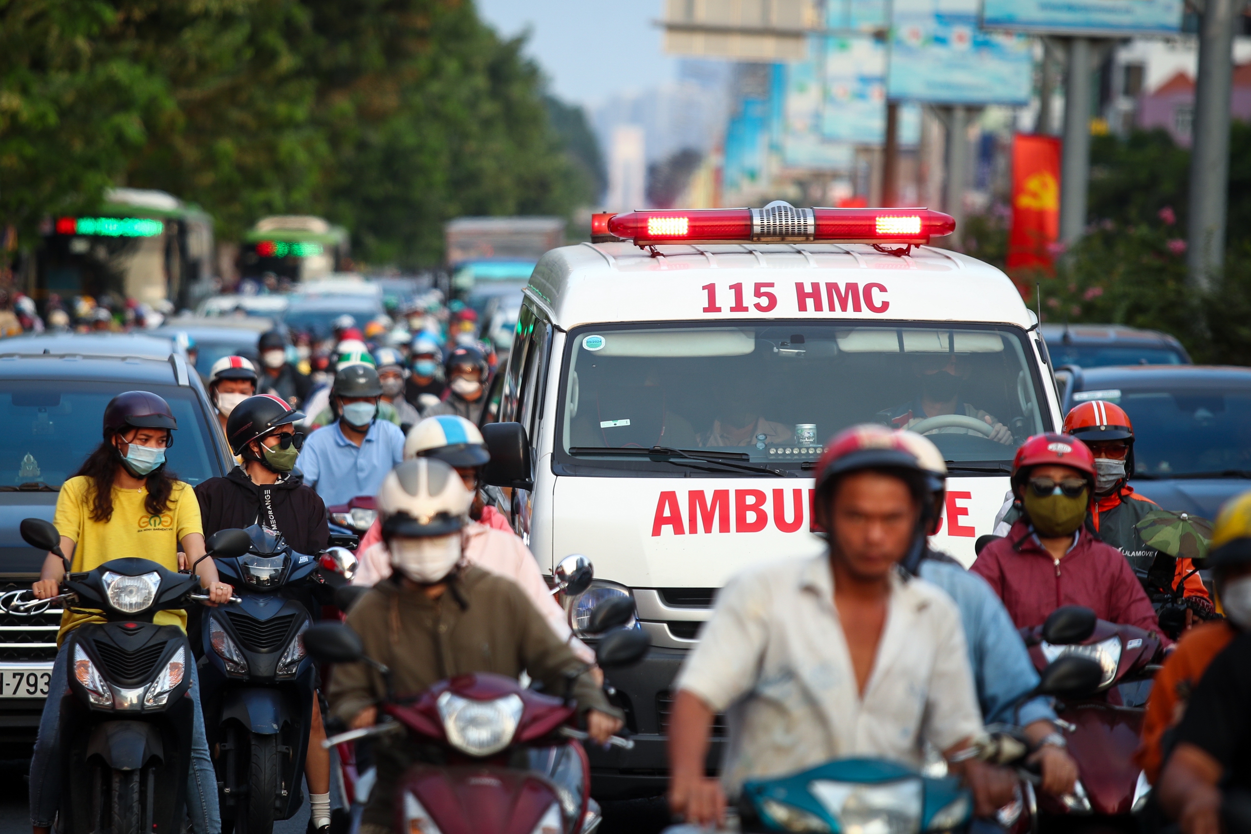 26 tháng chạp: Cửa ngõ sân bay Tân Sơn Nhất đông nghẹt xe cộ, có lúc kẹt cứng- Ảnh 13.