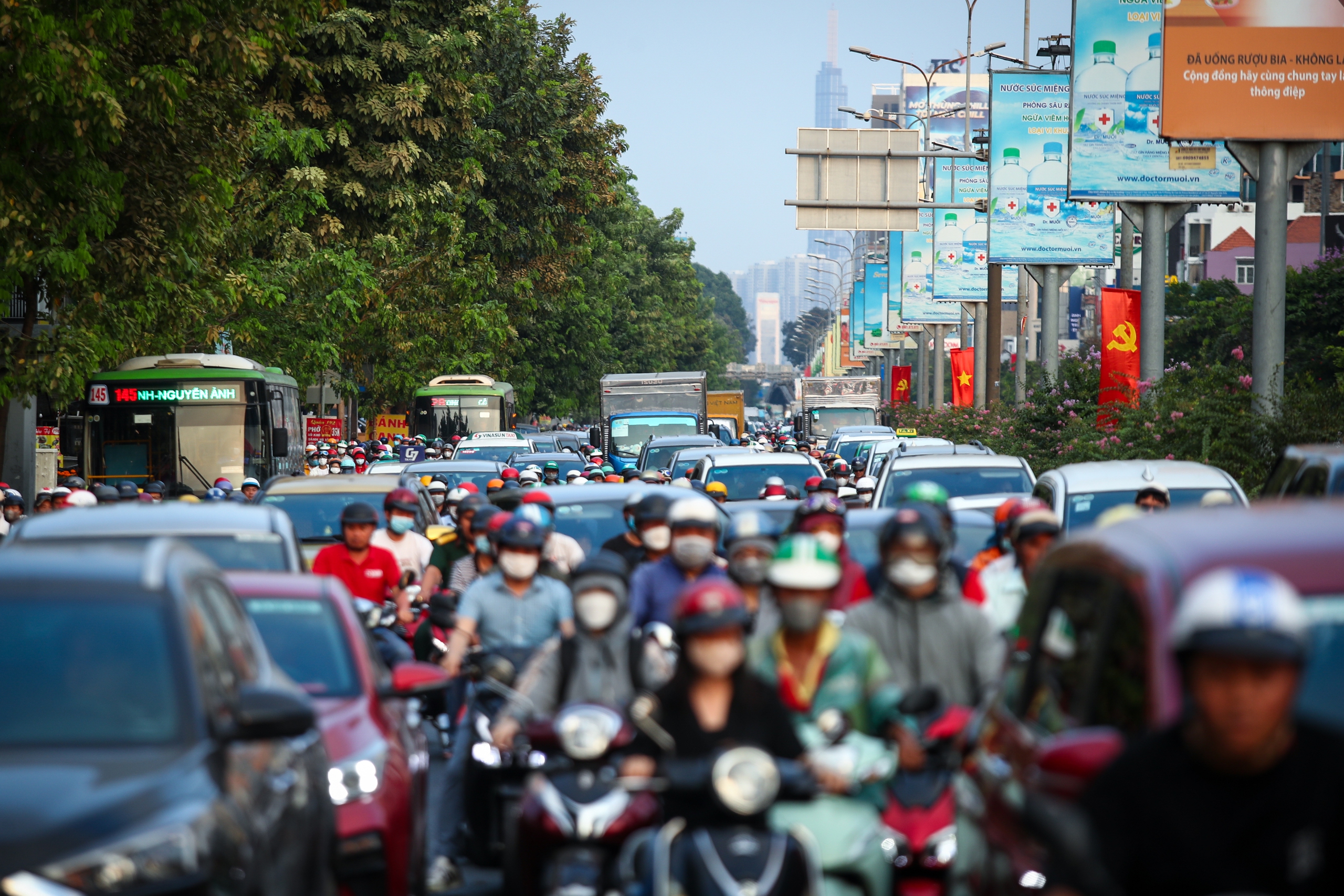 26 tháng chạp: Cửa ngõ sân bay Tân Sơn Nhất đông nghẹt xe cộ, có lúc kẹt cứng- Ảnh 12.