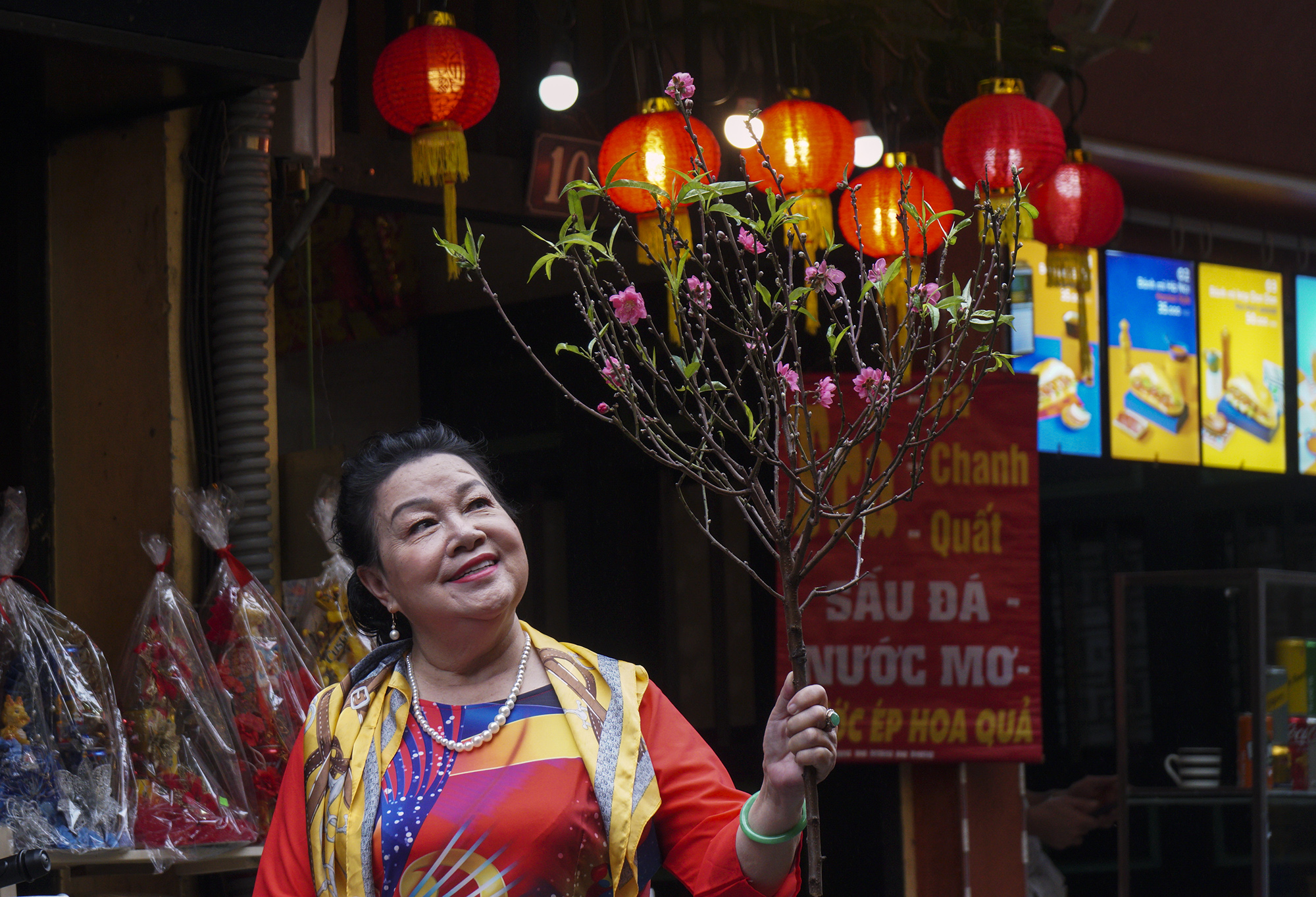 Người Hà Nội nô nức chụp ảnh xuân ở 'ngã tư quốc tế'- Ảnh 1.