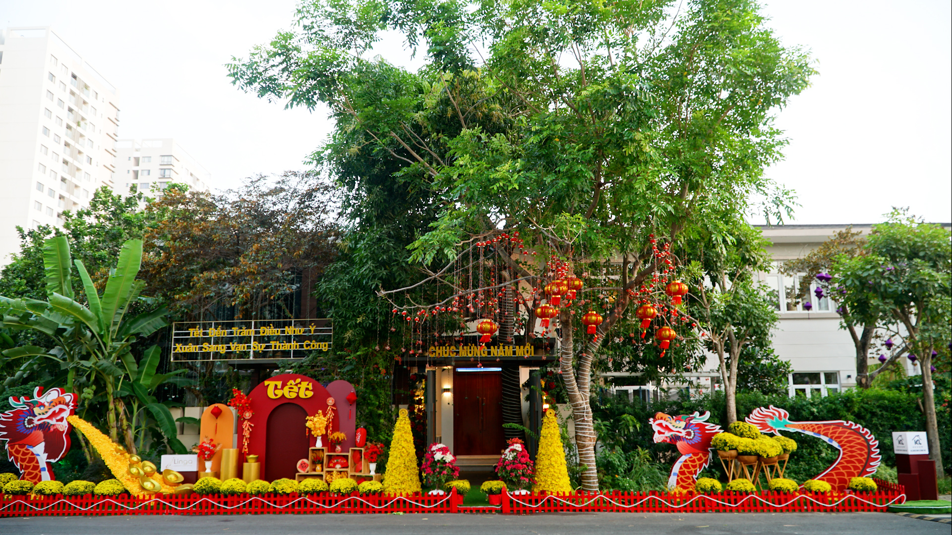 Khu biệt thự Phú Mỹ Hưng chi tiền mạnh tay trang trí tết, người nước ngoài cũng choáng- Ảnh 2.