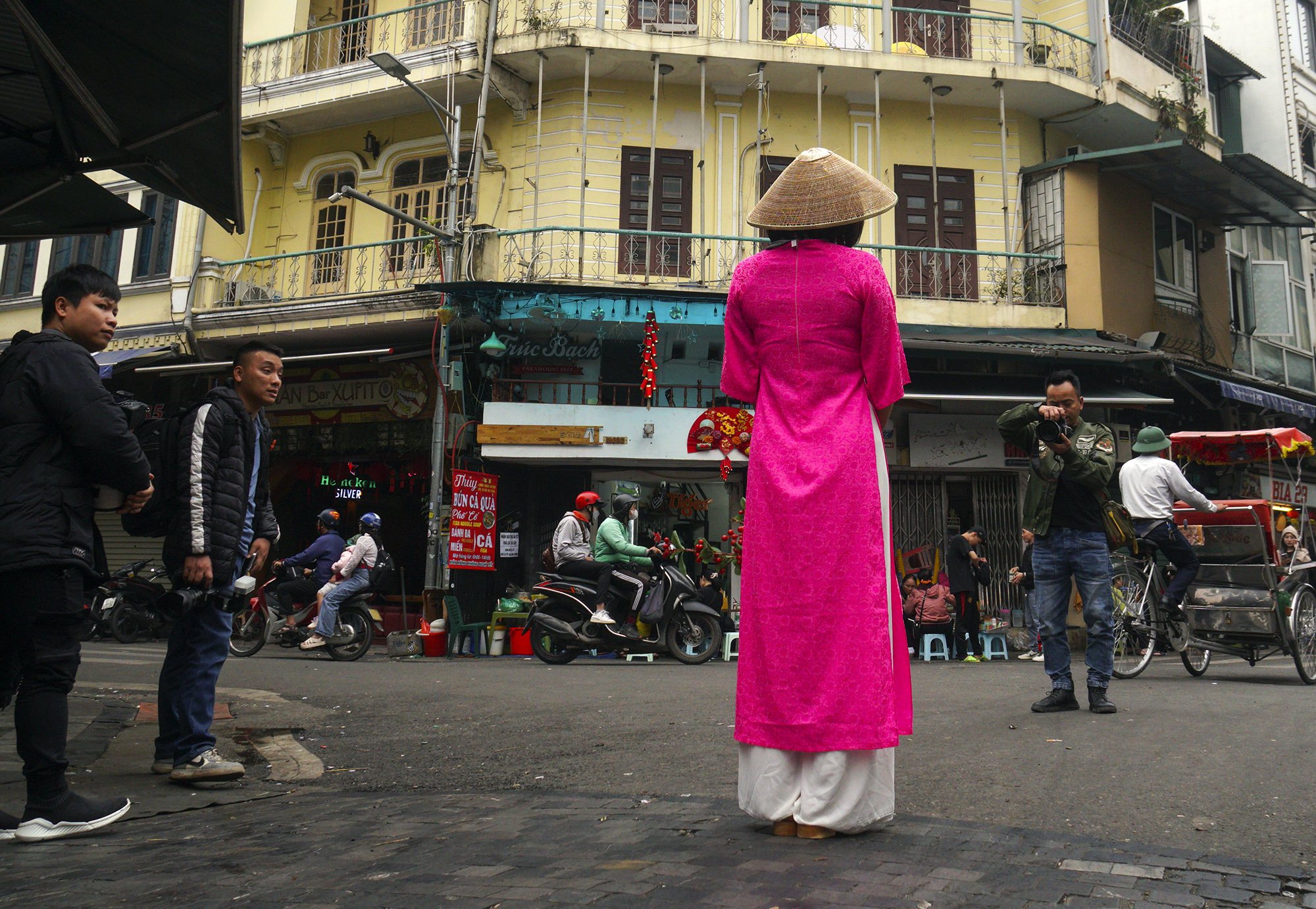 Người Hà Nội nô nức chụp ảnh xuân ở 'ngã tư quốc tế'- Ảnh 10.