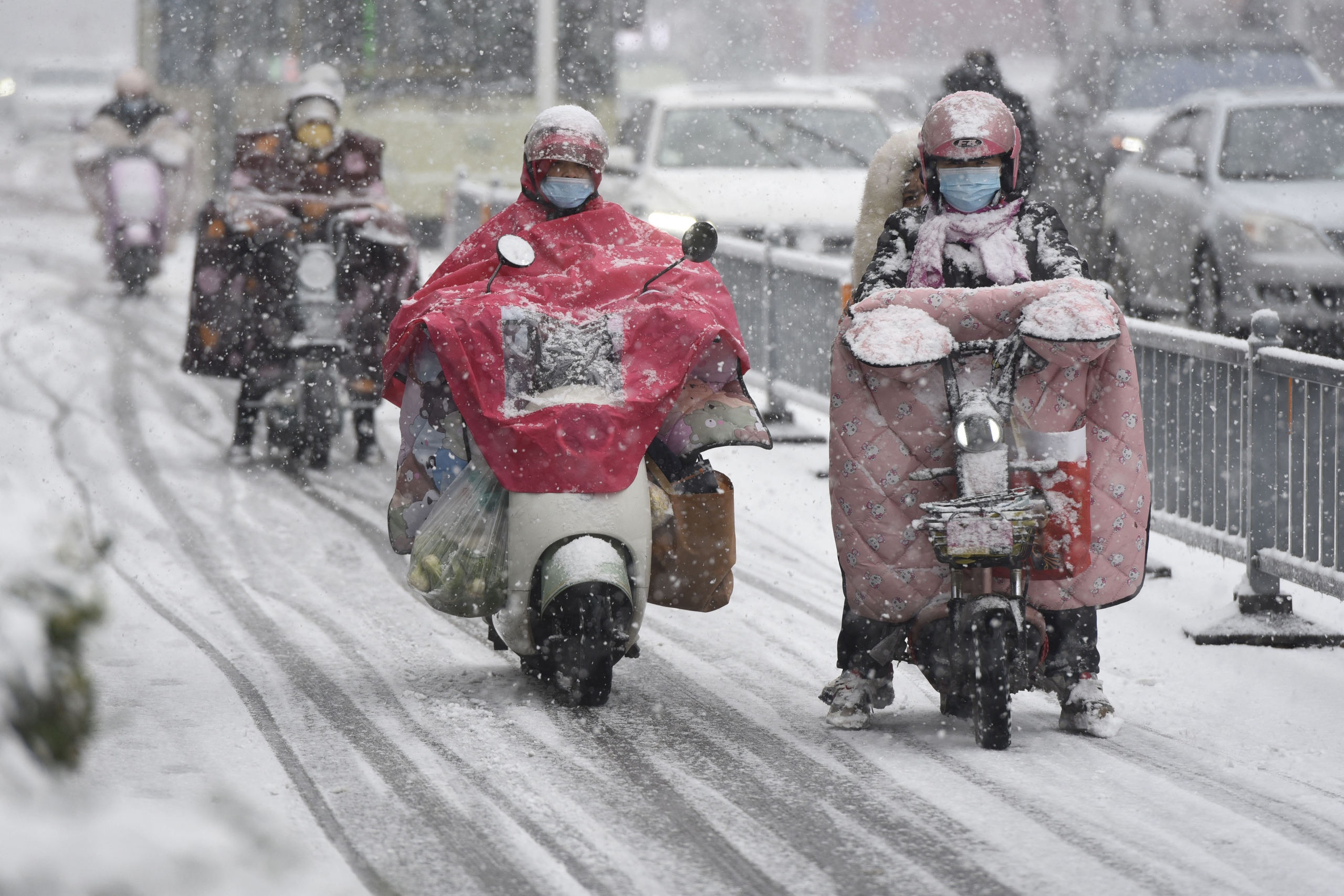 Về quê ăn tết, người Trung Quốc khổ vì mưa tuyết- Ảnh 11.