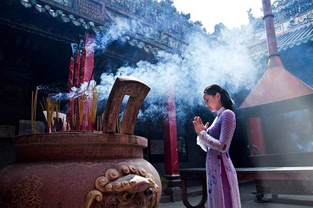 Là một trong những phong tục truyền thống, đi chùa đầu năm sẽ giúp lòng người sẽ trở nên nhẹ nhàng trước thềm năm mới
