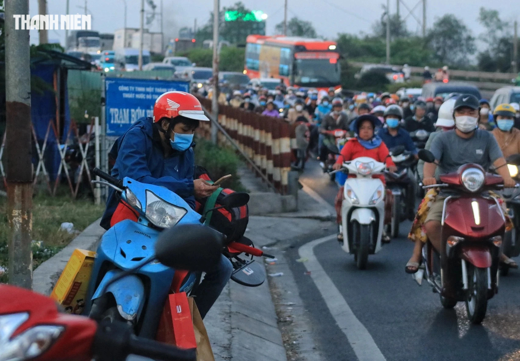 27 tết ùn ùn người chạy xe về miền Tây: 'Cha mẹ ơi con sắp về!'- Ảnh 4.