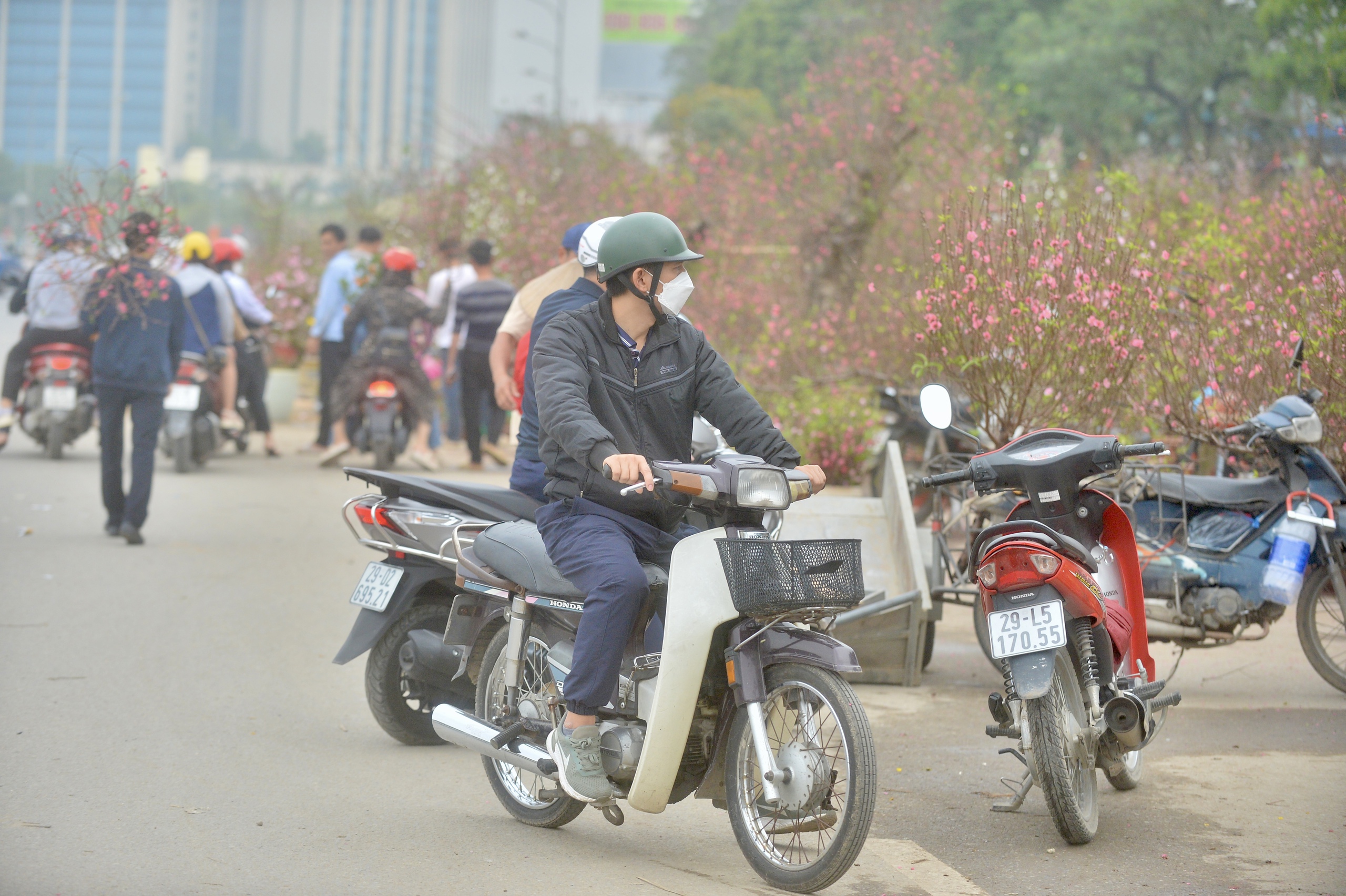 Chưa đến 30 tết, tiểu thương buôn đào, mai đã xả hàng, 'giá nào cũng bán'- Ảnh 3.