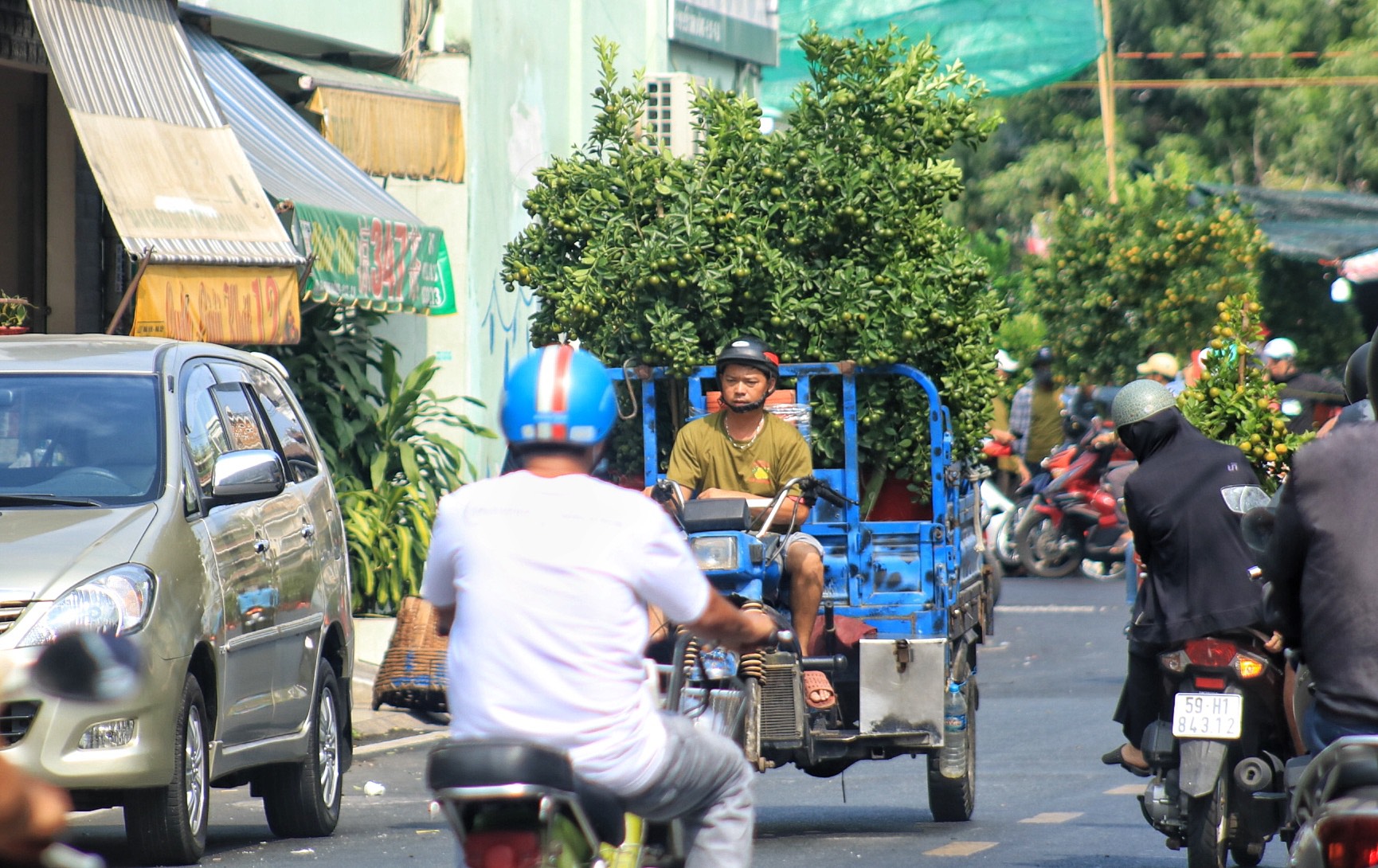 27 tết, đường phố TP.HCM rực rỡ: Tết về trên những xe hoa ngược xuôi- Ảnh 2.