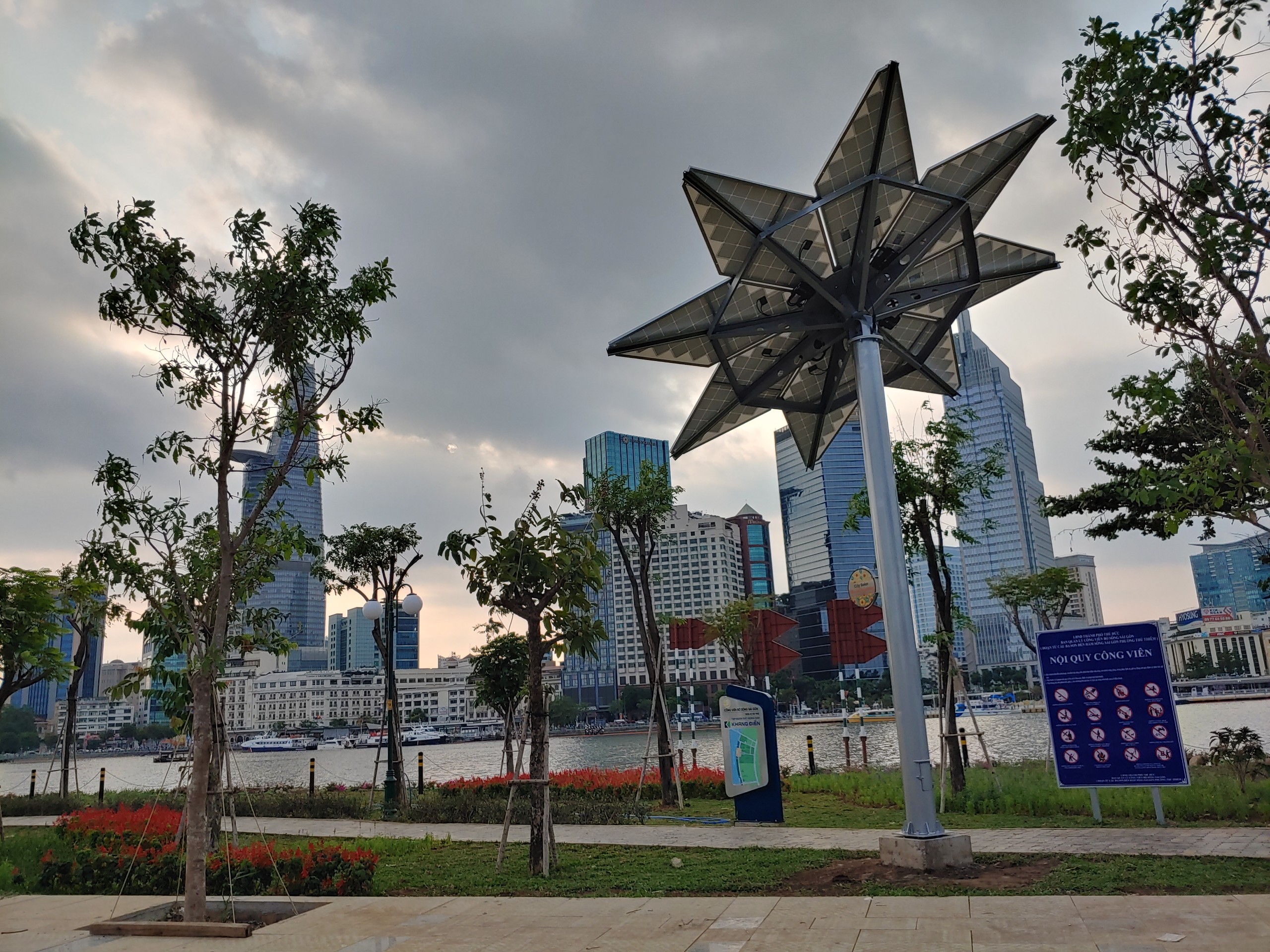 Cây hoa hướng dương khổng lồ có khả năng phát điện sạch bên sông Sài Gòn- Ảnh 2.