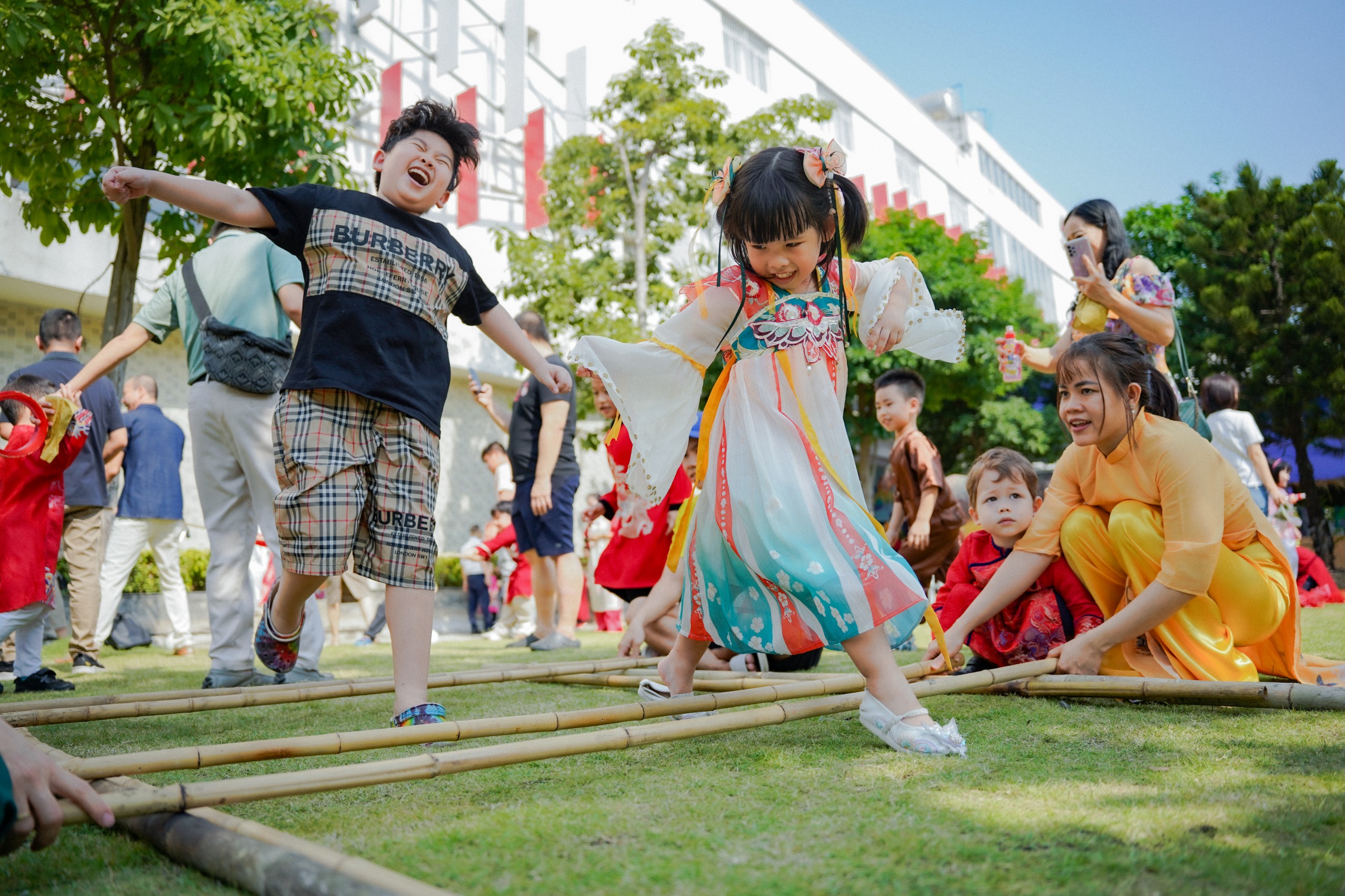 Học sinh Trường mầm non Canada – Việt Nam trải nghiệm lễ hội ‘Tết tinh hoa’ bằng những trò chơi dân gian- Ảnh 1.