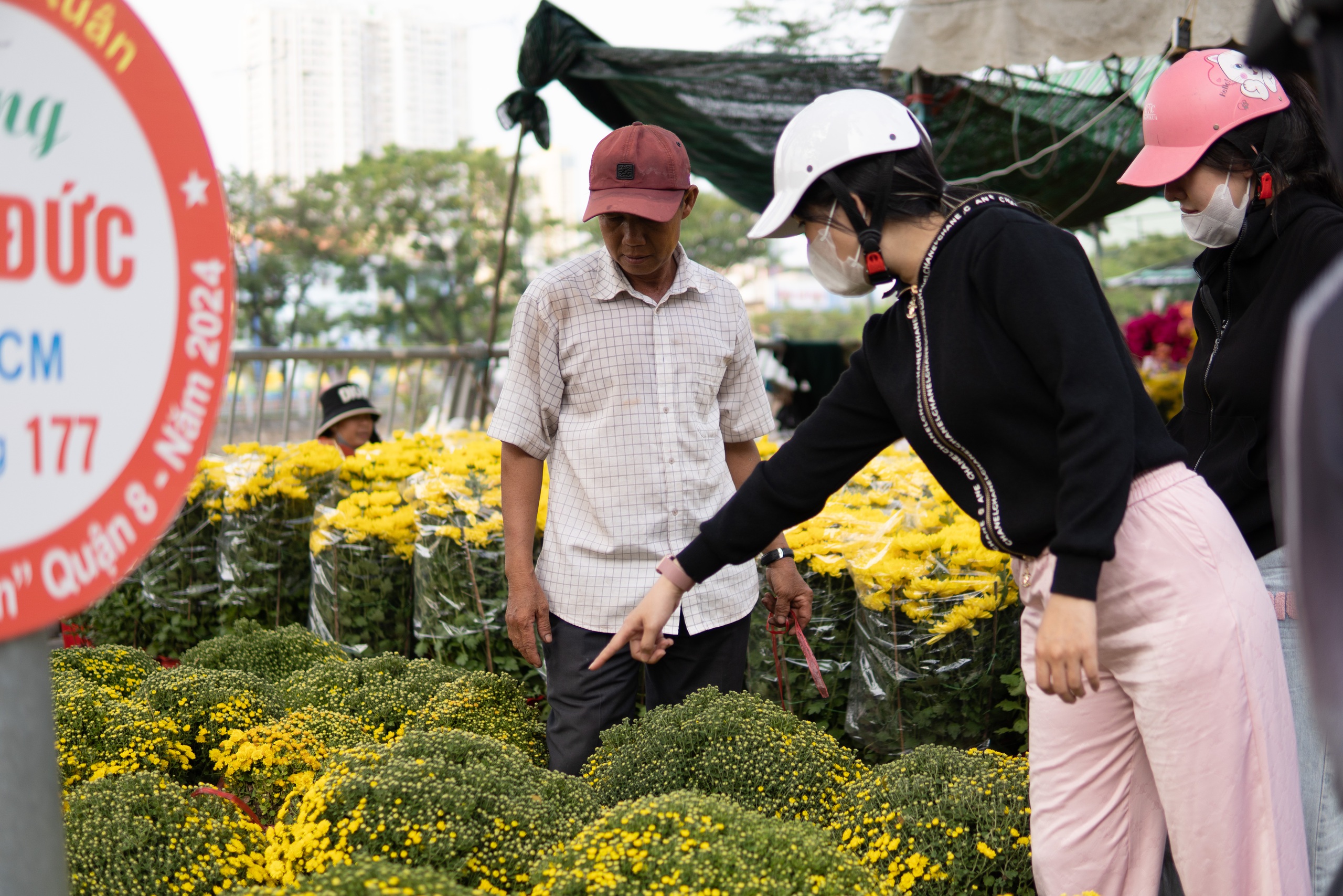 Chủ ghe ‘trên bến dưới thuyền’ an tâm buôn bán nhờ CSGT- Ảnh 2.