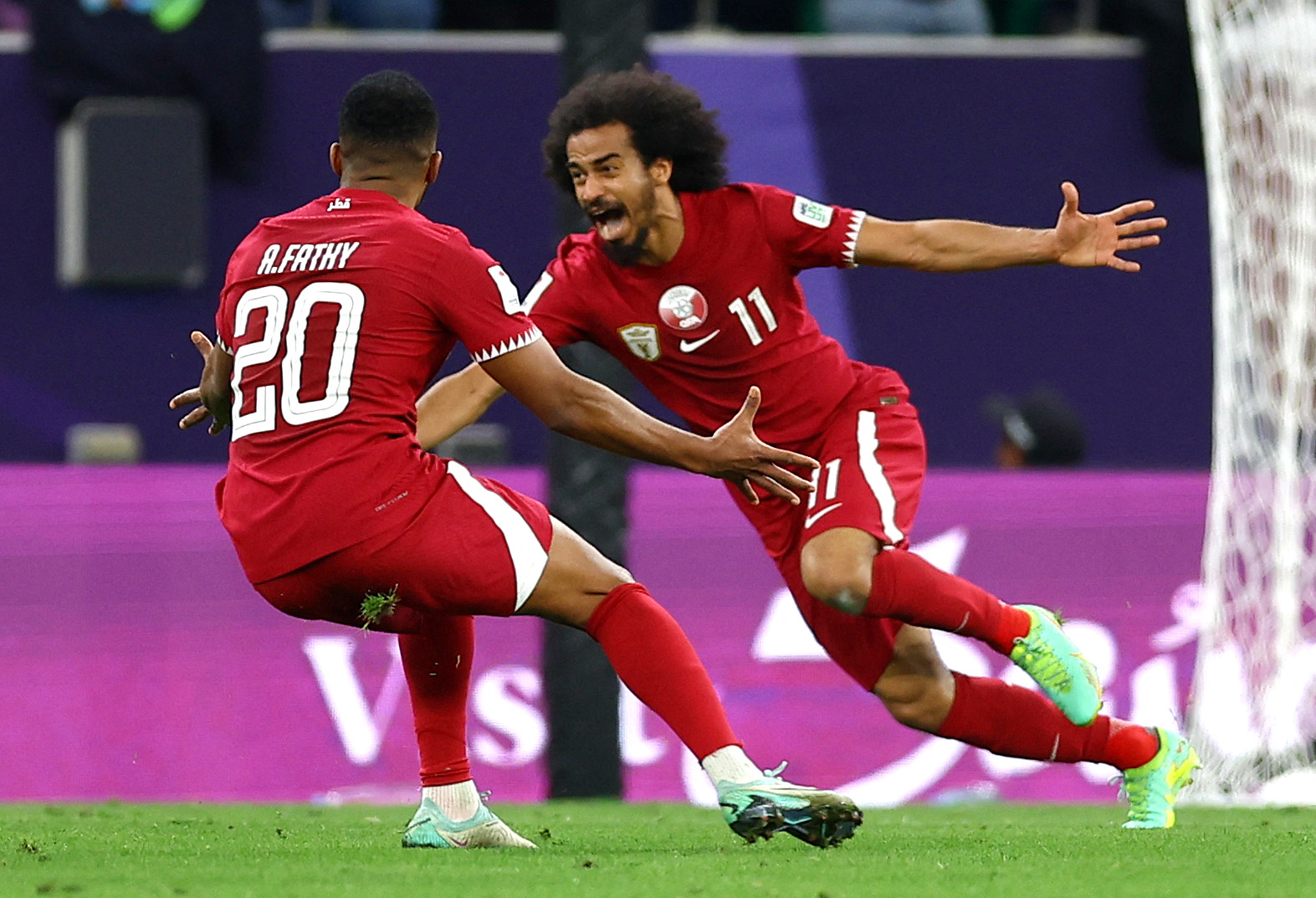 Akram Afif ghi bàn giúp Qatar vượt qua Iran tại bán kết
