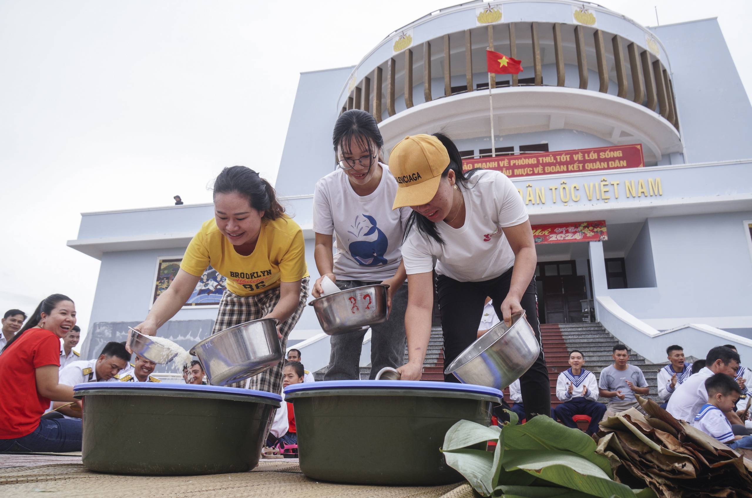 Xem lính đảo Trường Sa thi gói bánh chưng đón tết- Ảnh 7.