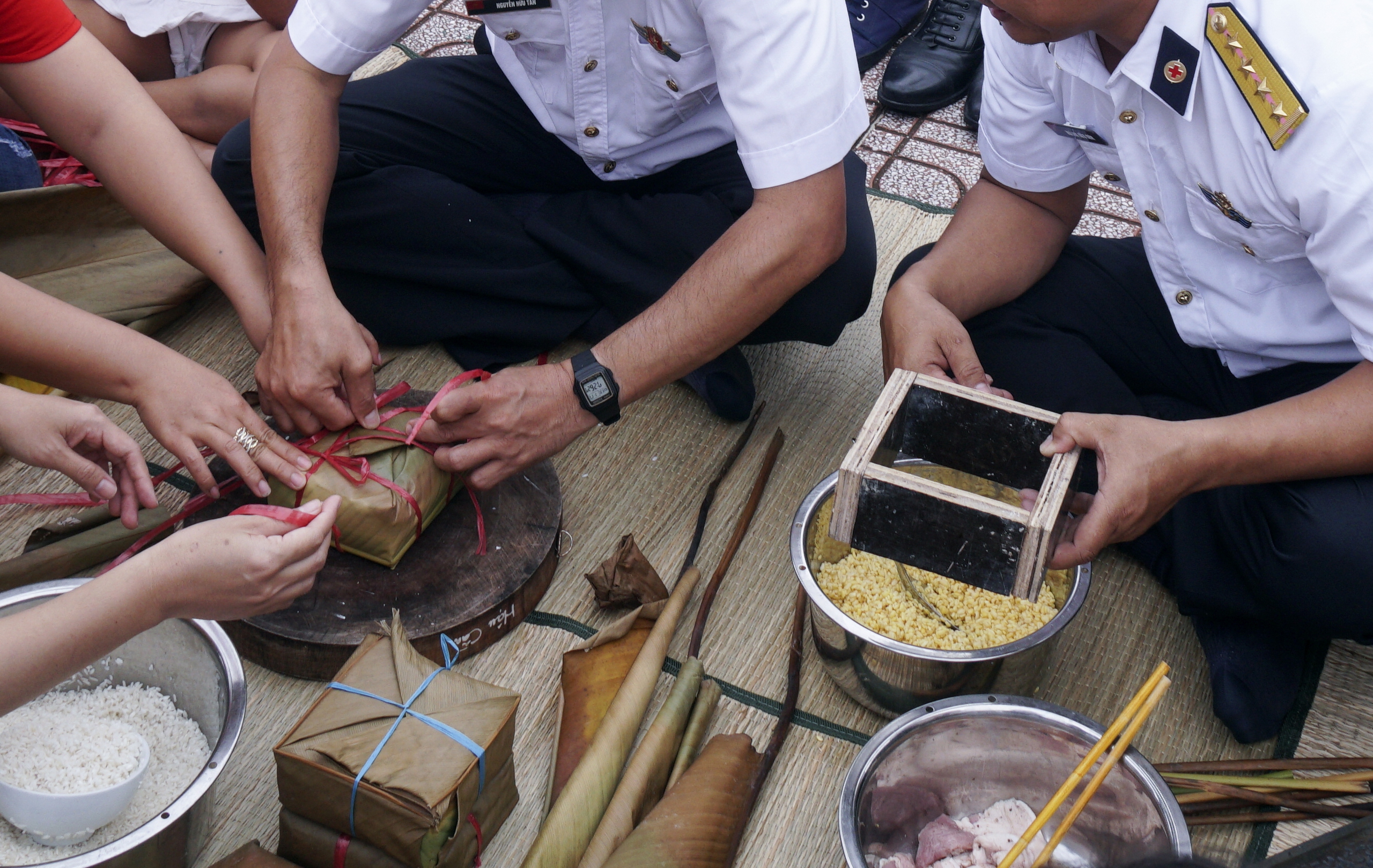 Xem lính đảo Trường Sa thi gói bánh chưng đón tết- Ảnh 10.