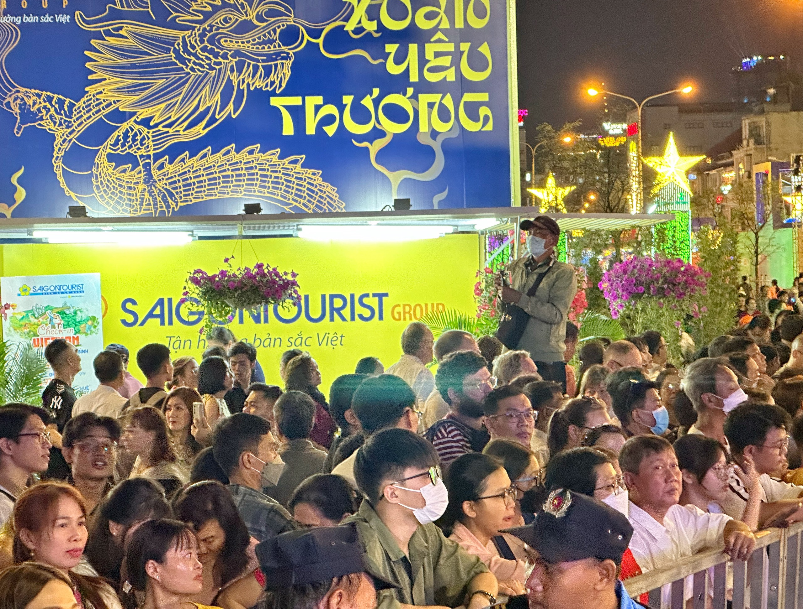 28 tết: Đông nghẹt người dân ở TP.HCM chờ vào đường hoa Nguyễn Huệ- Ảnh 6.