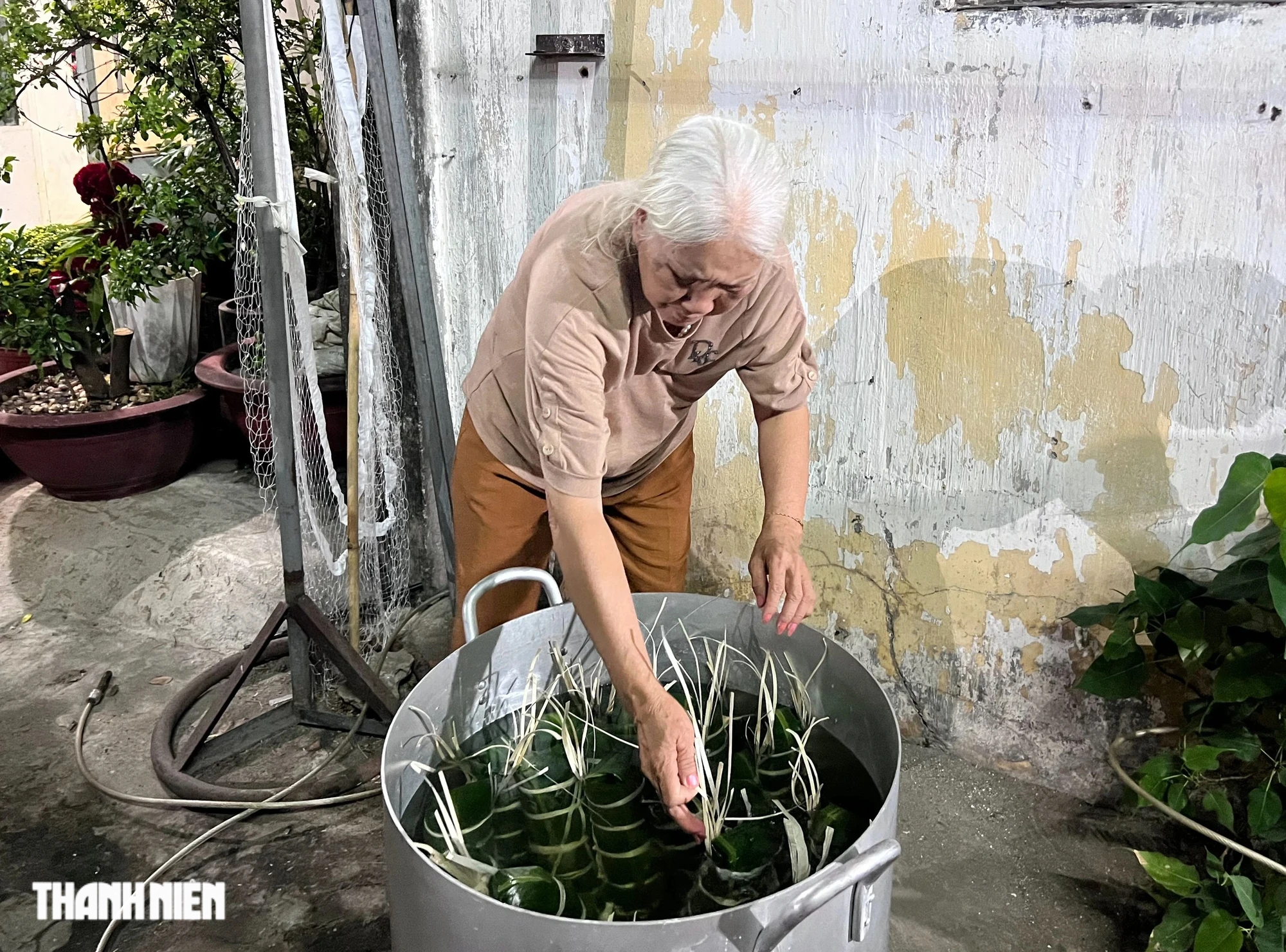 Lần đầu ăn tết ở TP.HCM, cả nhà thâu đêm canh nồi bánh tét: 'Tết sum vầy là đây'- Ảnh 2.