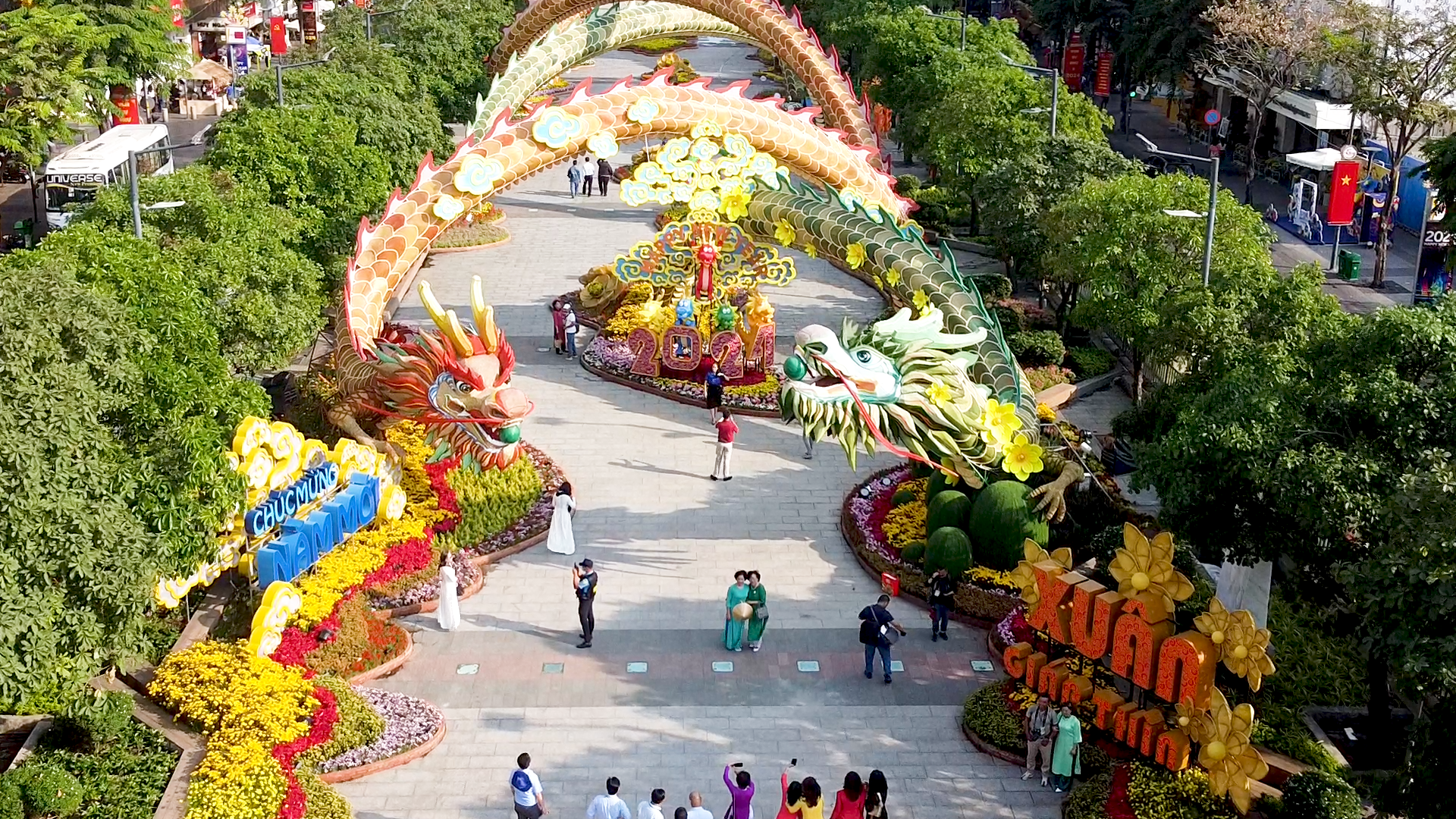 BLV Phước Nhân choáng ngợp với cặp đôi rồng dài 100 mét ở đường hoa Nguyễn Huệ Tết Giáp Thìn- Ảnh 2.
